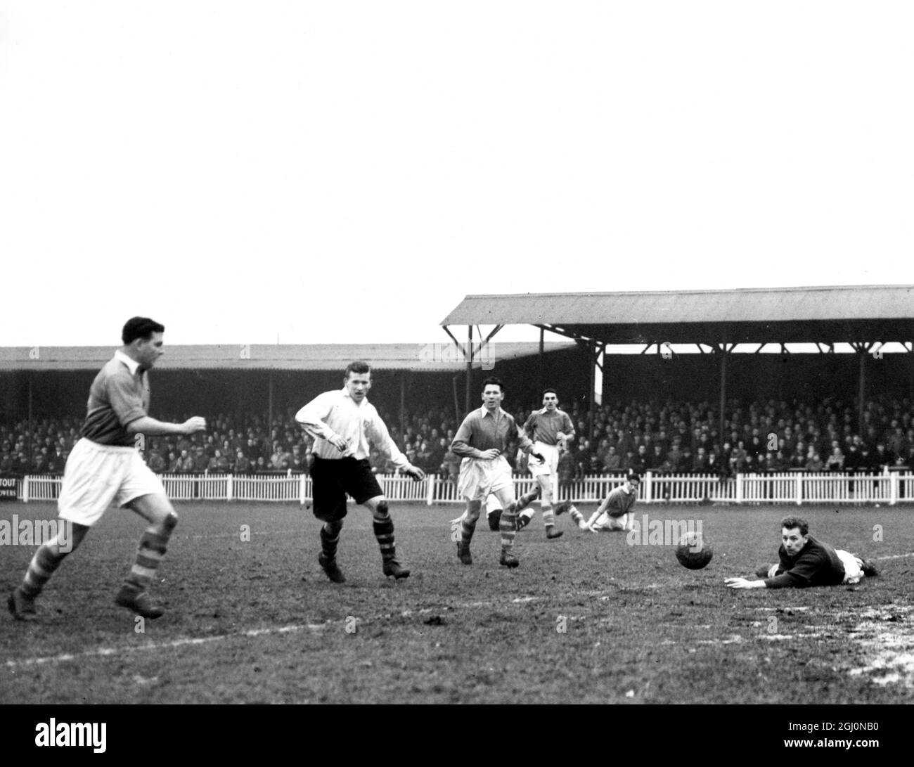 2° turno di Kent Senior Cup. Dartford / Gravesend e Northfleet FC. Heathcote , il portiere di Gravesend salva un altro colpo , questa volta da Sutherland di Dartford , ma la squadra di casa ha vinto il 2.0 22 febbraio 1955 Foto Stock