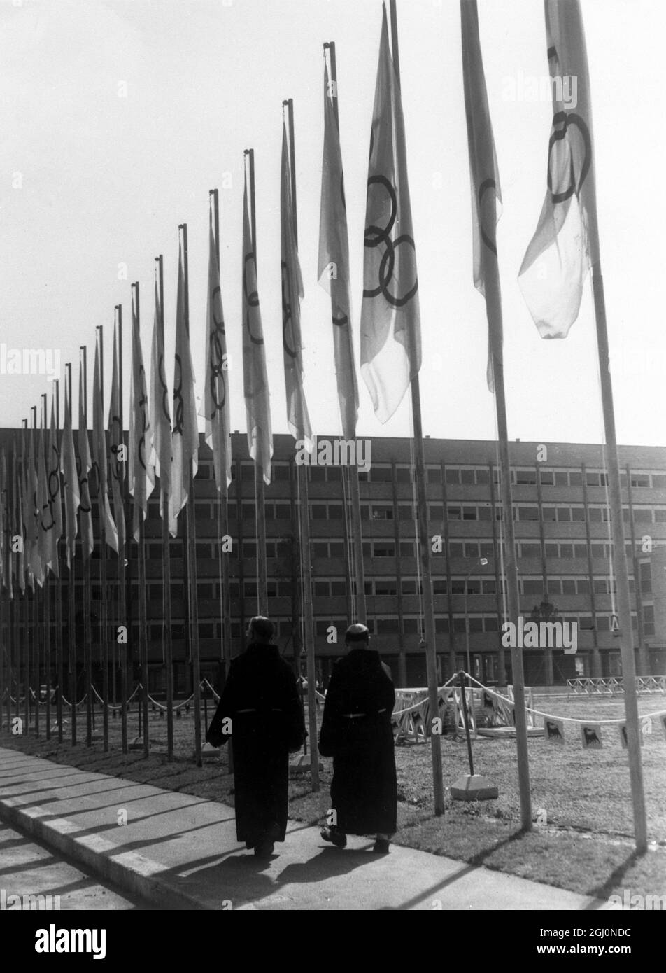 Roma : questi due monaci fanno una passeggiata attraverso il Villaggio Olimpico per vedere le bandiere di molti paesi diversi . 16 agosto 1960 Foto Stock