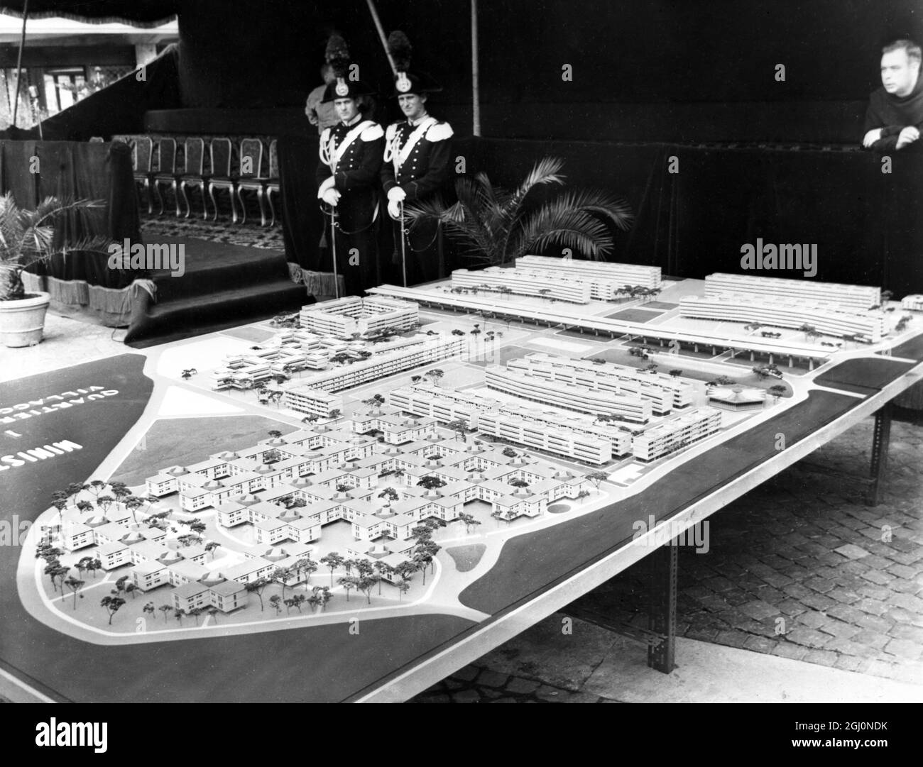 Roma : un modello plastico del villaggio olimpico delle Olimpiadi di Roma del 1960 . Il villaggio sarà la 'casa' per la durata dei giochi per i molti atleti partecipanti alla 17 Olympias . Si compone di 1348 appartamenti con un totale di 4,723 camere da letto e 2,960 camere di servizio. Dopo i giochi il villaggio olimpico diventerà residenza dei funzionari civili italiani . 5 giugno 1960 Foto Stock
