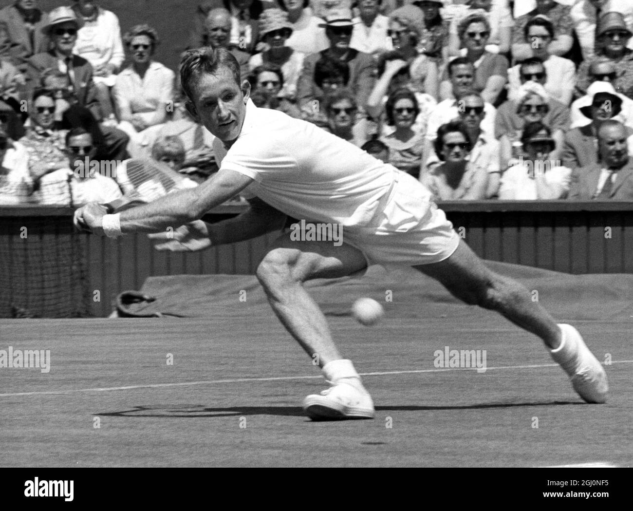 Il campione di Wimbledon Rod Laver d dell'Australia , iniziò la difesa del suo titolo sulla Corte Centrale , contro Naresh Kumar dell'India . 25 giugno 1962 Foto Stock