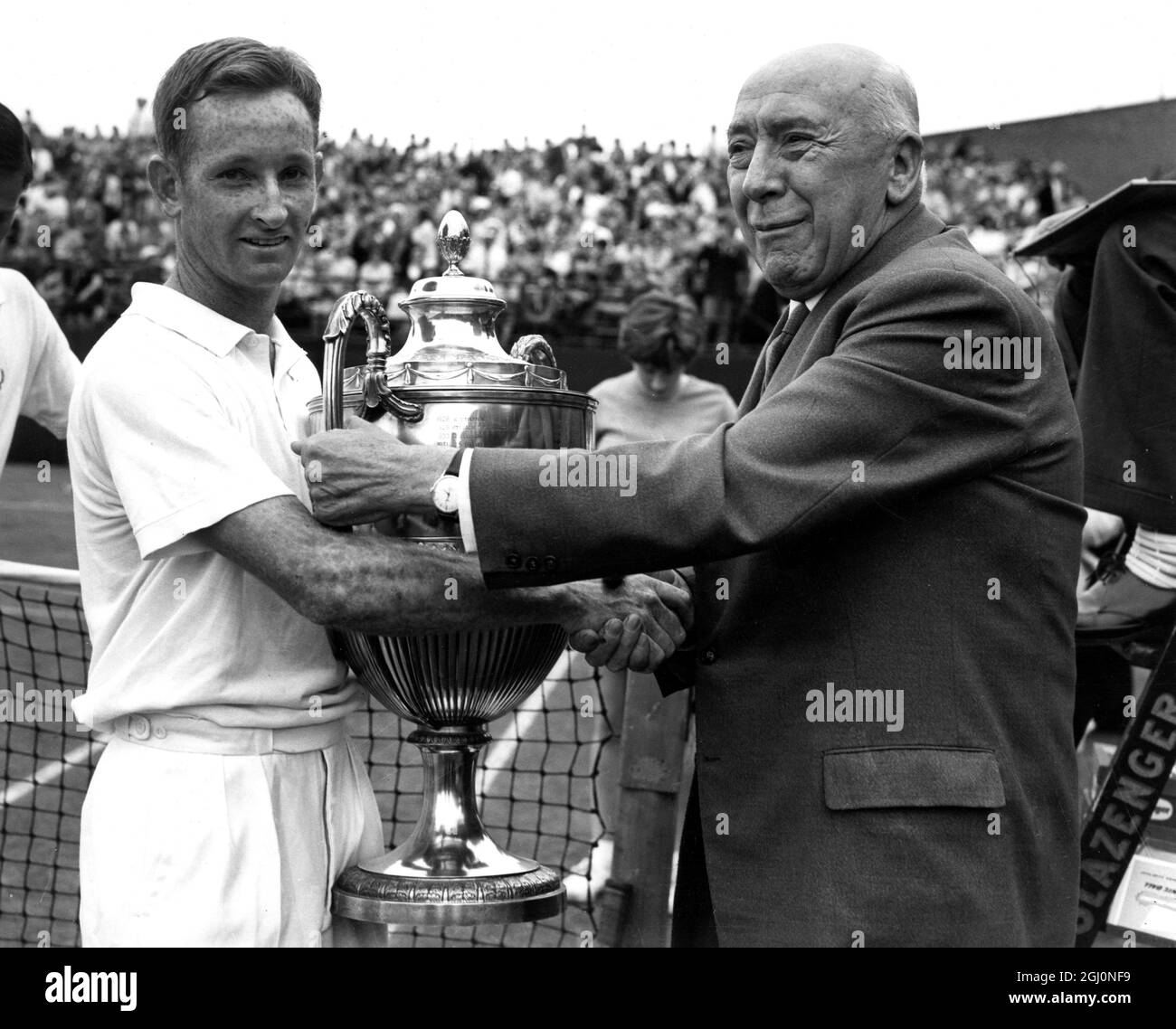 La finale dei singoli uomini nei campionati di erba di Londra al Queen's Club di Londra. Rod Laver (Australia) ha battuto il suo compagno di coountryman Roy Emerson in finale. Il Sig. T e Robinson , Senior Vice-President dell'Australian Lawn Tennis Association presenta il Trofeo Men's Singles a Rod Laver. 23 giugno 1962 Foto Stock