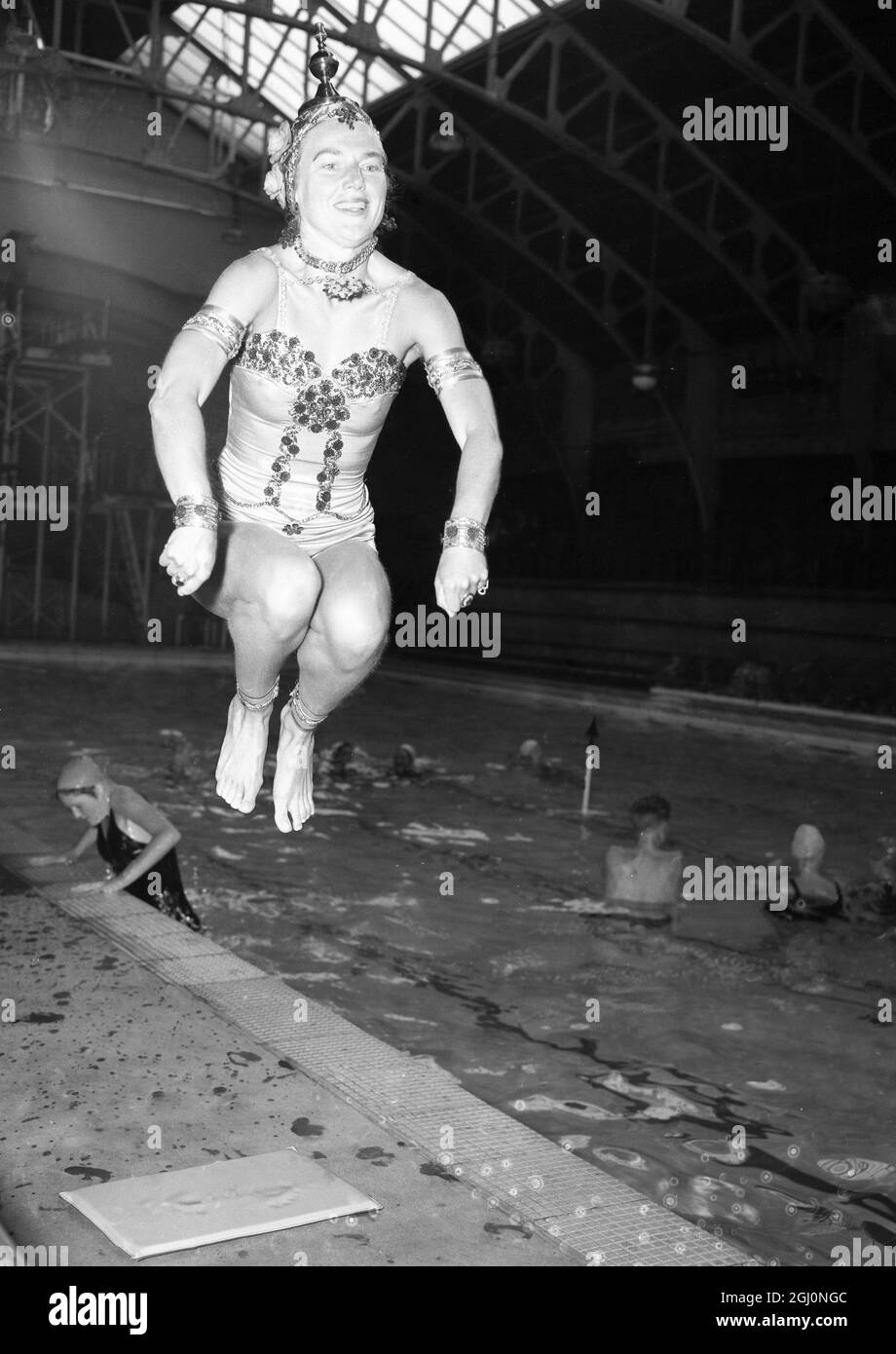 Beulah Gundling prova una danza al bordo della piscina in Ilford bagni di nuoto si darà una dimostrazione televisiva di nuoto sincronizzato . Beulah, che visiterà l'Inghilterra e il Galles dando dimostrazioni, danze e nuotate ad un accompagnamento musicale. 21 agosto 1953 Foto Stock