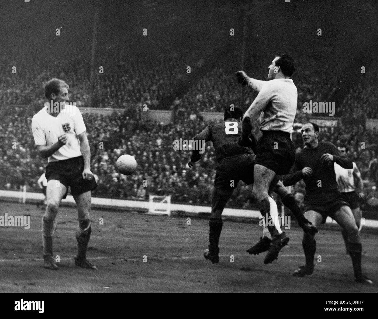 Il portiere inglese Ron Springett (Right Jumping) , si libera da un attacco spagnolo durante la partita di calcio internazionale tra Inghilterra e Spagna al Wembley Stadium , Londra . Gli aggressori spagnoli sono al centro in avanti Alfredo di Stefano (estrema destra) e all'interno di destra del Sol (no 8) . A sinistra c'è la metà sinistra dell'Inghilterra Ron Flowers , l'Inghilterra ha vinto 4 - 2 . 26 ottobre 1960 Foto Stock