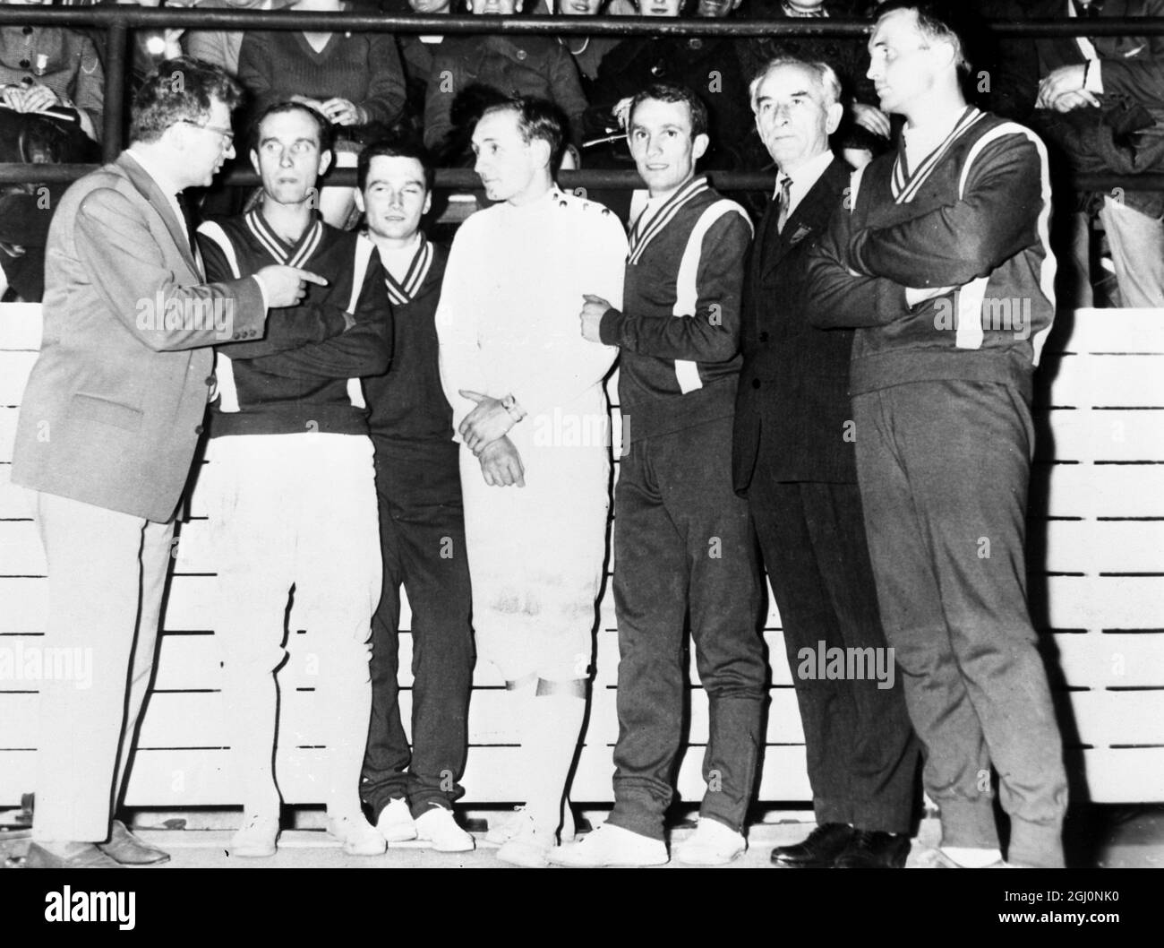 Buenos Aires : la squadra polacca di scherma che ha vinto l'evento di sciabola ai Campionati del mondo di scherma , posti insieme dopo la finale , da cui sono emersi campioni del mondo di Sabre Foto Stock