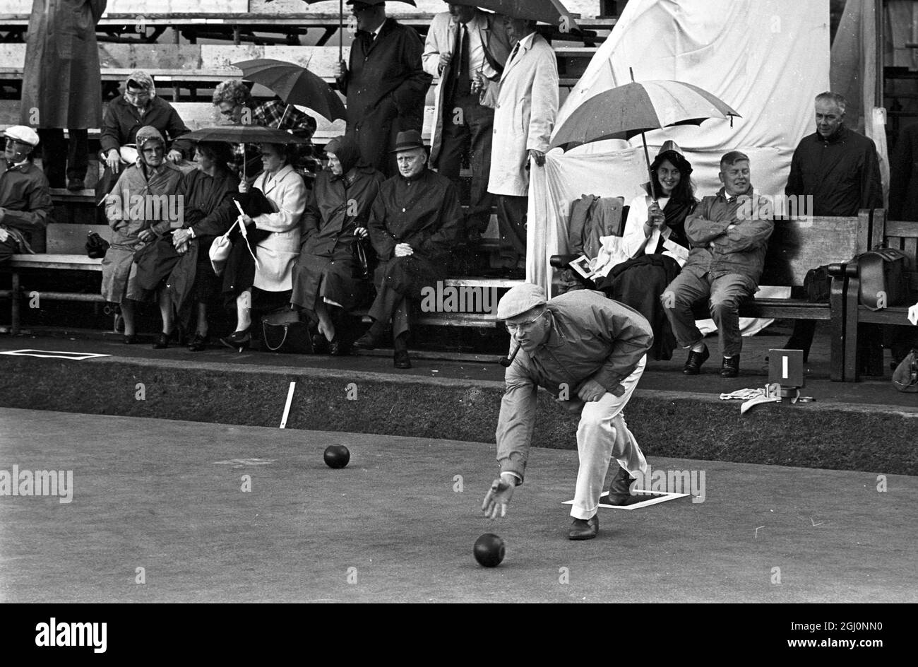 David Bryant, campione del mondo di bowling single, è stato visto in azione qui giocando per Somerset A durante il Campionato Nazionale Amatoriale dell'Associazione Inglese di Bowling 1967 presso il campo sportivo di Watneys. Bryant ha vinto i campionati a Sydney , Australia lo scorso novembre . 14 agosto 1967 Foto Stock
