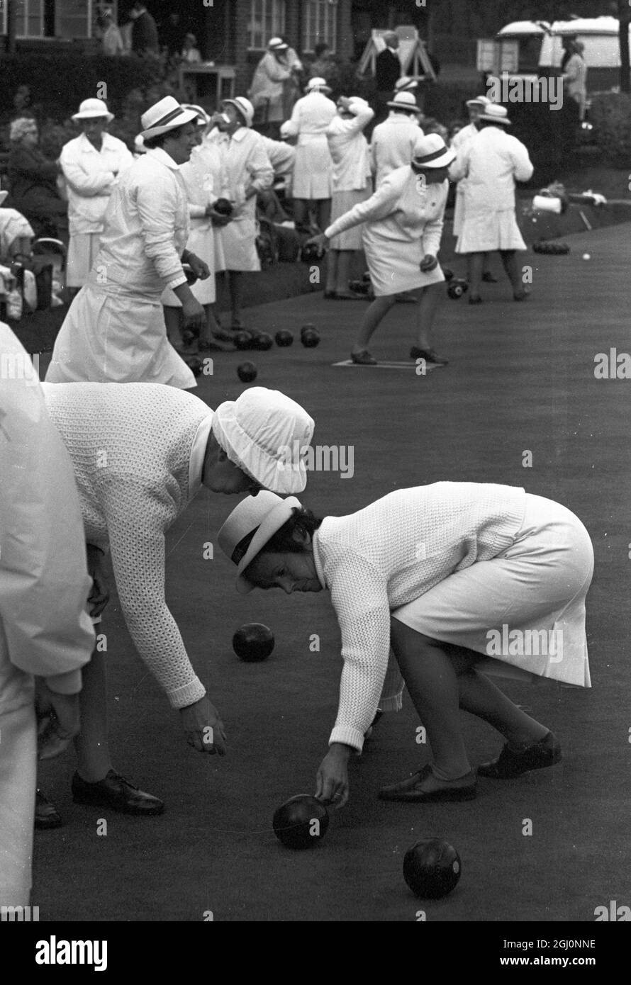 Monica Worth , di Bristol , un umpire , si mette in ginocchio per misurare la distanza tra il legno e la palla bianca , ai Campionati nazionali dilettanti della English Women's Bowling Association a Wimbledon Park , Londra , Inghilterra . 25 agosto 1969 Foto Stock