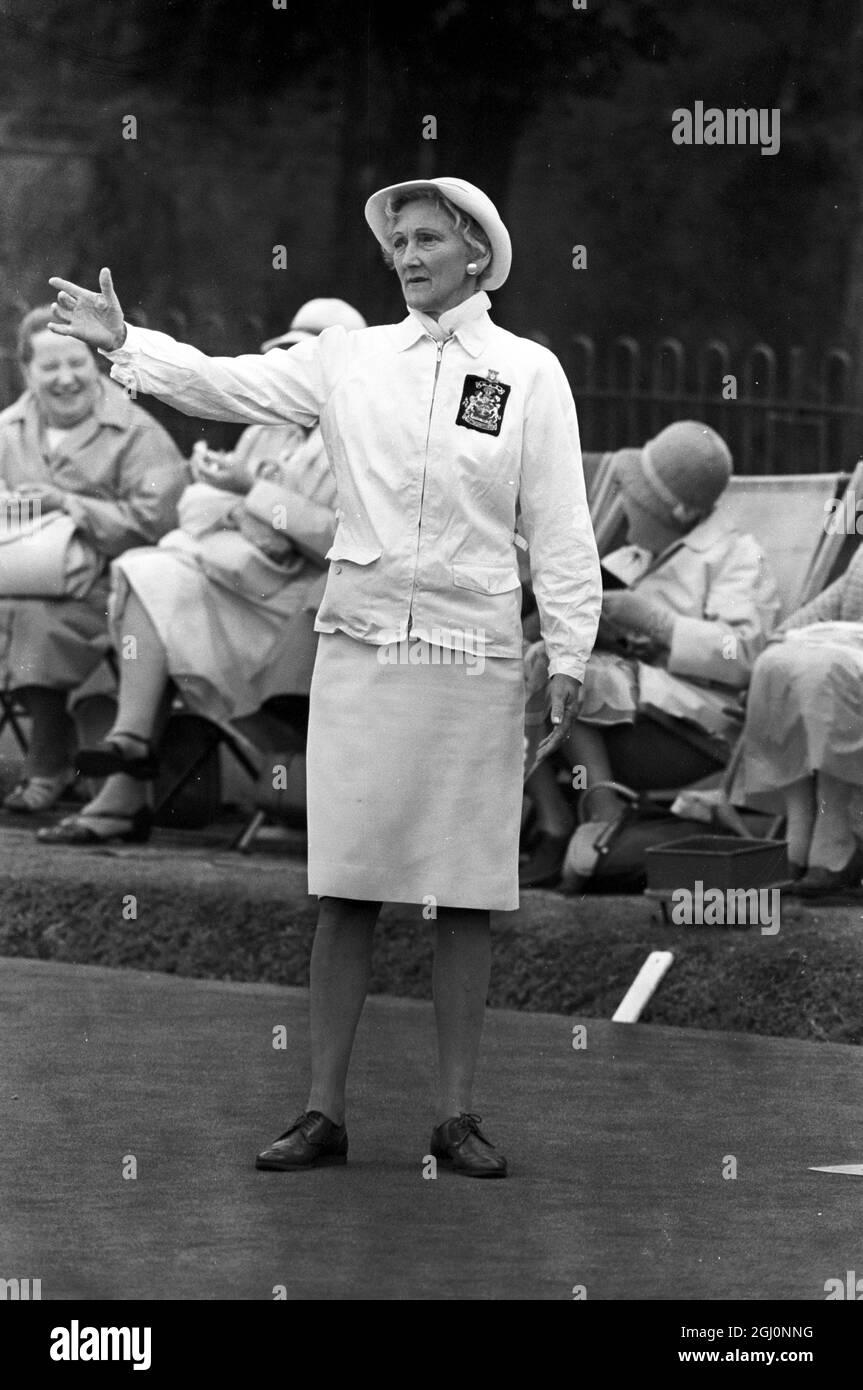 Vera Taylor di Kent , mette il palmo delle sue mani a una certa distanza , E così facendo , è in grado di comunicare al suo partner quanto il legno è lontano dalla palla bianca o dal jack , ai Campionati nazionali dilettanti della English Women's Bowling Association a Wimbledon Park , Londra , Inghilterra . 25 agosto 1969 Foto Stock