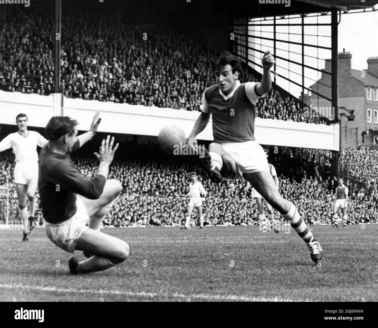 Arsenal contro Manchester United ad Highbury 25 agosto 1962 Skirton , fuori sinistra dell'Arsenal , batte Gaskell , portiere di Manchester solo per la palla a colpire il bar . Foto Stock