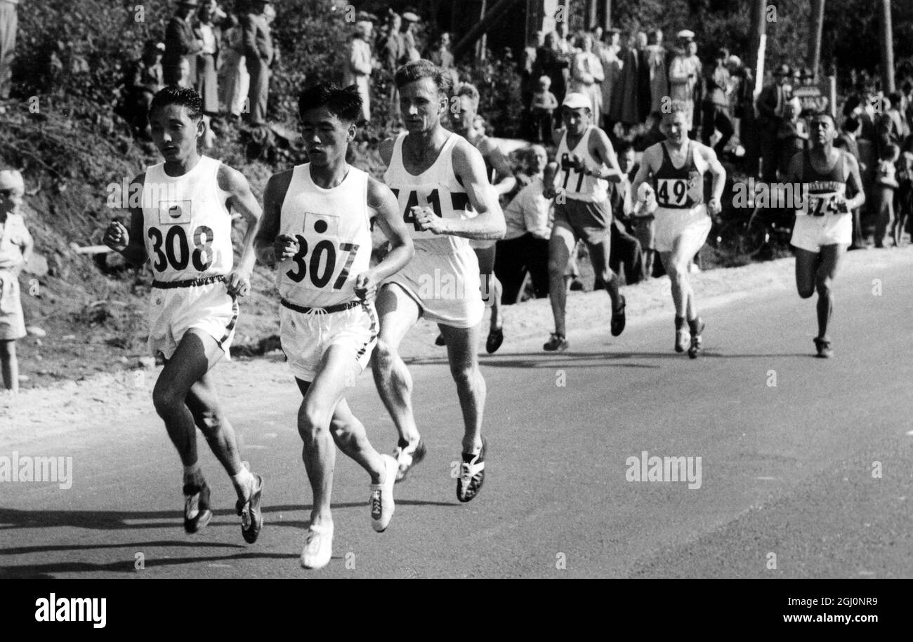 Olimpiadi di Helsinki due dei concorrenti giapponesi Yoshitaka Uchikawa (307) e Keizo Yamada (308) hanno visto durante la maratona , che è stata vinta dall'incredibile ceco , Emil Zatopek . 28 luglio 1952 Foto Stock