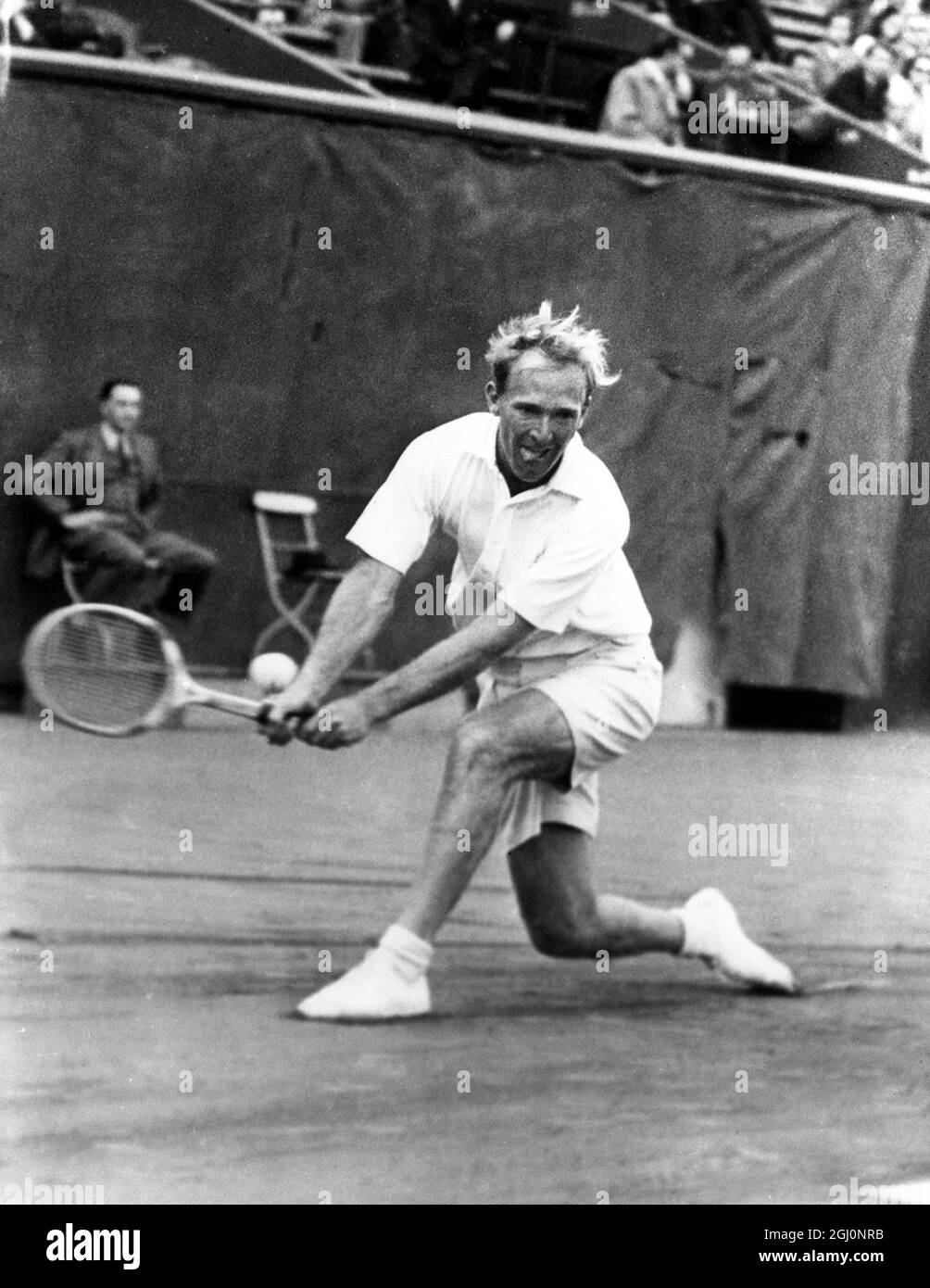 John Bromwich , il tennista australiano in azione contro Pelizza durante la partita di tennis Australia/Francia a Parigi , Francia, vinta dall'Australia il 5 maggio 1947 Foto Stock
