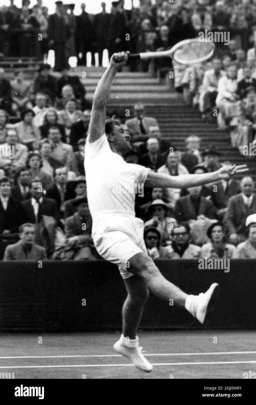Il danese Kurt Nielsen raggiunge un colpo di scena durante le sue finali del quarto round della Coppa Davis contro il veterano tedesco Gottfried von Cramm di 42 anni a Berlino , Germania . Il campione tedesco ha vinto 6-2 6-4 6-0 . 20 maggio 1951 Foto Stock