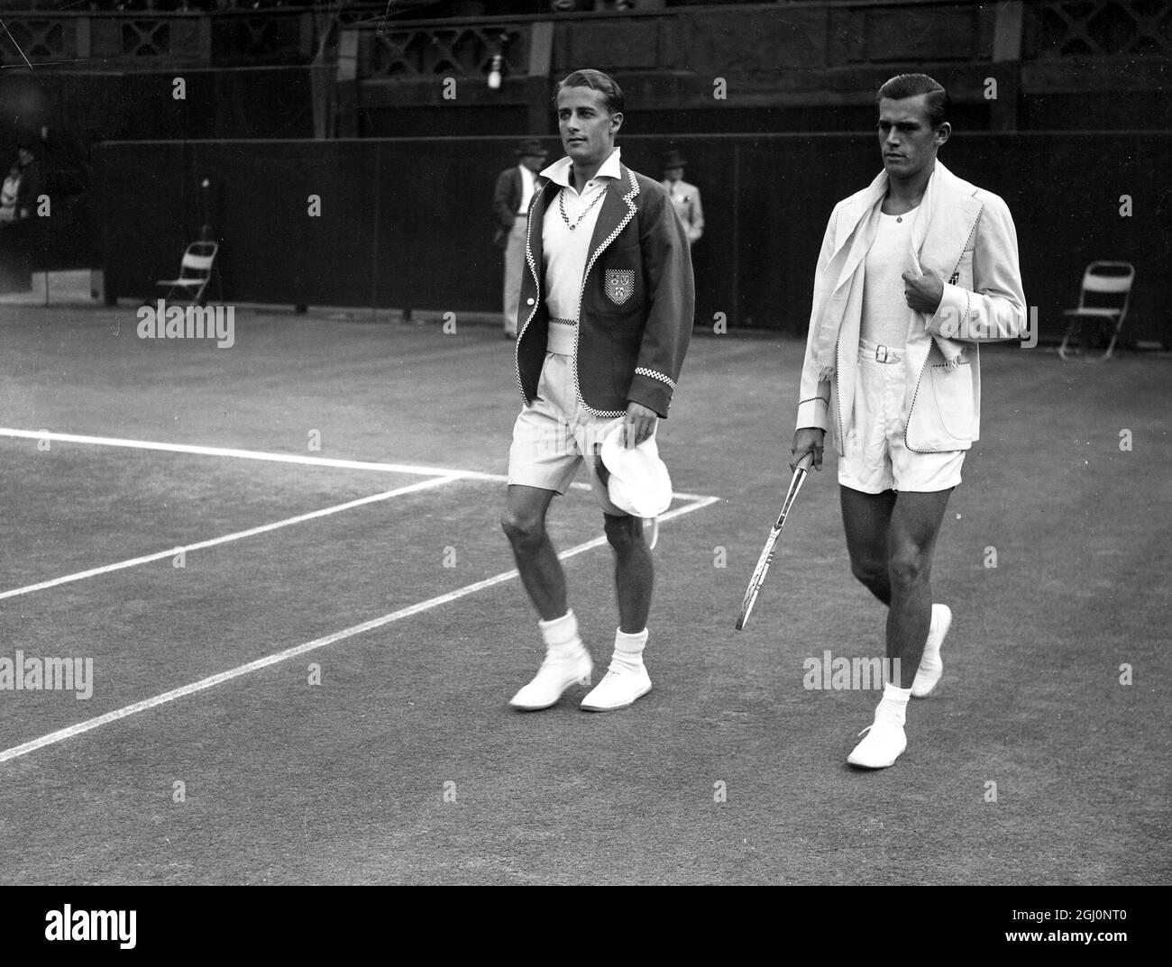 Bunny Austin di Gran Bretagna , ha preso i primi due set da Frank Parker nella prima partita tra Inghilterra e America nel Challenge Round della Coppa Davis a Wimbledon , Inghilterra . Entrambi hanno visto camminare fuori alla corte 24 luglio 1937 Foto Stock