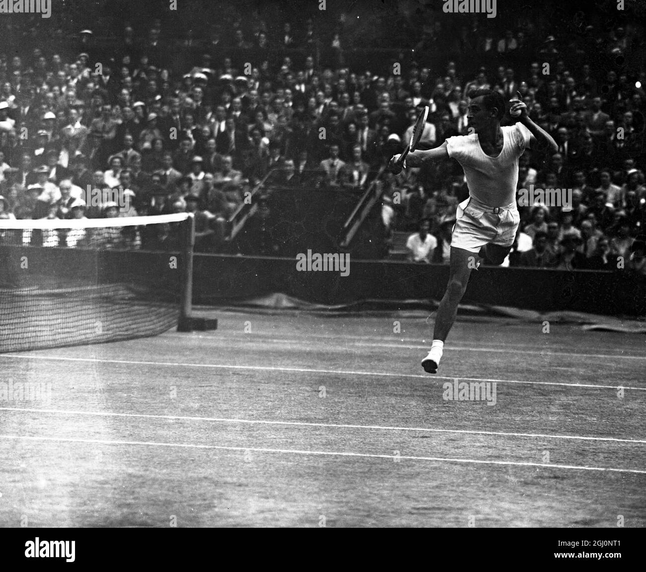 Bunny Austin di Gran Bretagna , ha preso i primi due set da Frank Parker nella prima partita tra Inghilterra e America nel Challenge Round della Coppa Davis a Wimbledon , Inghilterra . Frank Parker in azione . 24 luglio 1937 Foto Stock