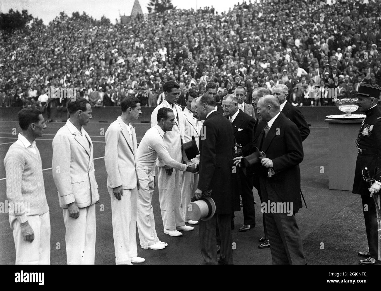 Jean Borotra , il veterano francese sconfisse Ellsworth Vines , campione di tennis americano nelle partite francese-americane per la Coppa Davis di Parigi , Francia 6-4 6-2 3-6 6-4 . Il presidente francese Lebrun saluto i giocatori 30 luglio 1932 Foto Stock