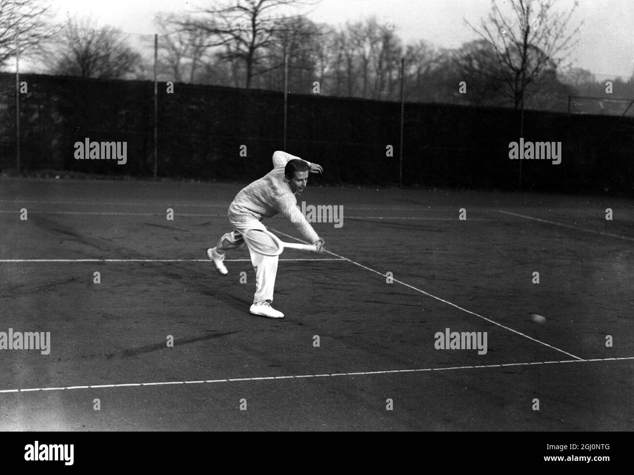Bunny Austin di Gran Bretagna , la famosa stella del tennis in addestramento intenso per le prossime partite della Coppa Davis a Wimbledon , Inghilterra . 8 febbraio 1935 Foto Stock