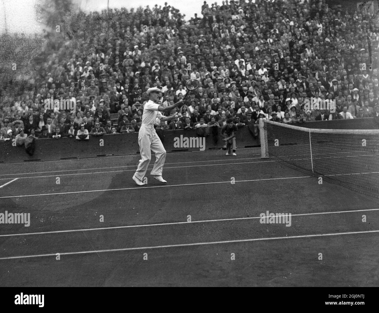 Jean Borotra , il veterano francese sconfisse Ellsworth Vines , campione di tennis americano nelle partite francese-americane per la Coppa Davis di Parigi , Francia 6-4 6-2 3-6 6-4 . Ellsworth Vines in gioco contro Borotra 29 luglio 1932 Foto Stock