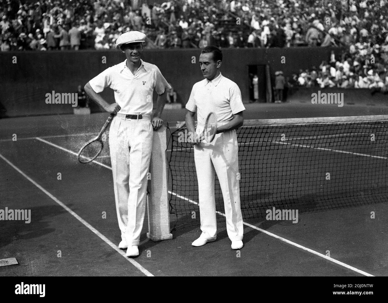 Ellsworth Vines , campione americano di tennis nelle partite francese-americane per la Coppa Davis di Parigi , visto al termine della partita con il giocatore francese Henri Cochet dove Vines sconfisse Cochet 4-6 0-6 7-5 8-6 6-2 , Stade Roland Garros , Parigi , Francia 29 luglio 1932 Foto Stock