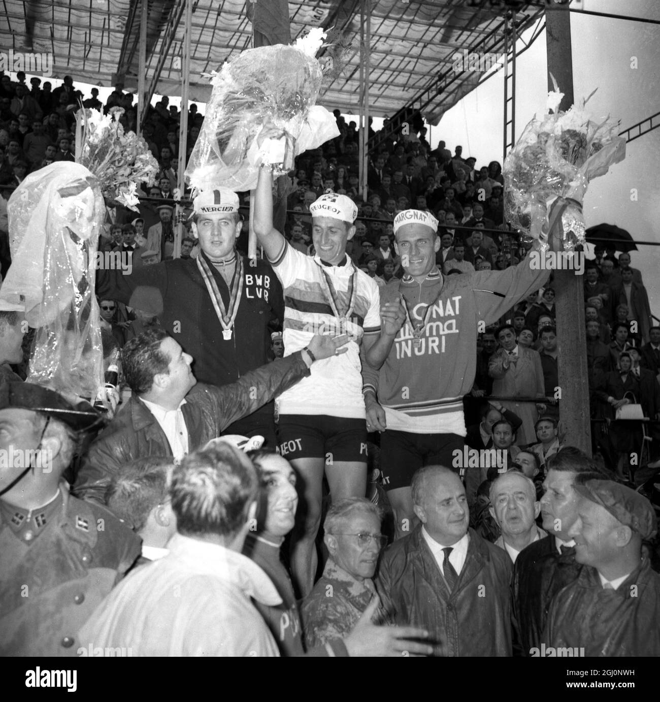 Tommy Simpson (centro) di Gran Bretagna , ex Doncaster , ora di Gand , Belgio , sul podio della vittoria dopo aver vinto la gara professionale dei Campionati Mondiali di Ciclismo a San Sebastian , Spagna . Secondo fu Rudi Altig (a destra) della Germania e terzo Roger Swerts del Belgio (a sinistra). Il tempo di vittoria di Simpson era di 6 ore , 39 minuti , 19 secondi . era la prima volta che un britannico aveva vinto il titolo . 7 settembre 1965 Foto Stock