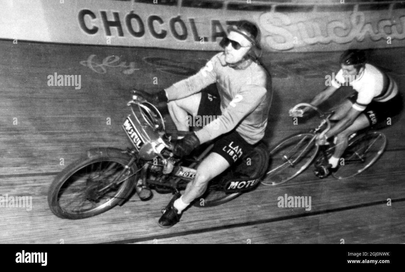 Tommy Simpson, campione del mondo del ciclismo, in azione durante il Criterium of Aces, gara derny paced in cui è stato posto sesto al Brussels Sports Palace, in Belgio. 2 ottobre 1965 Foto Stock