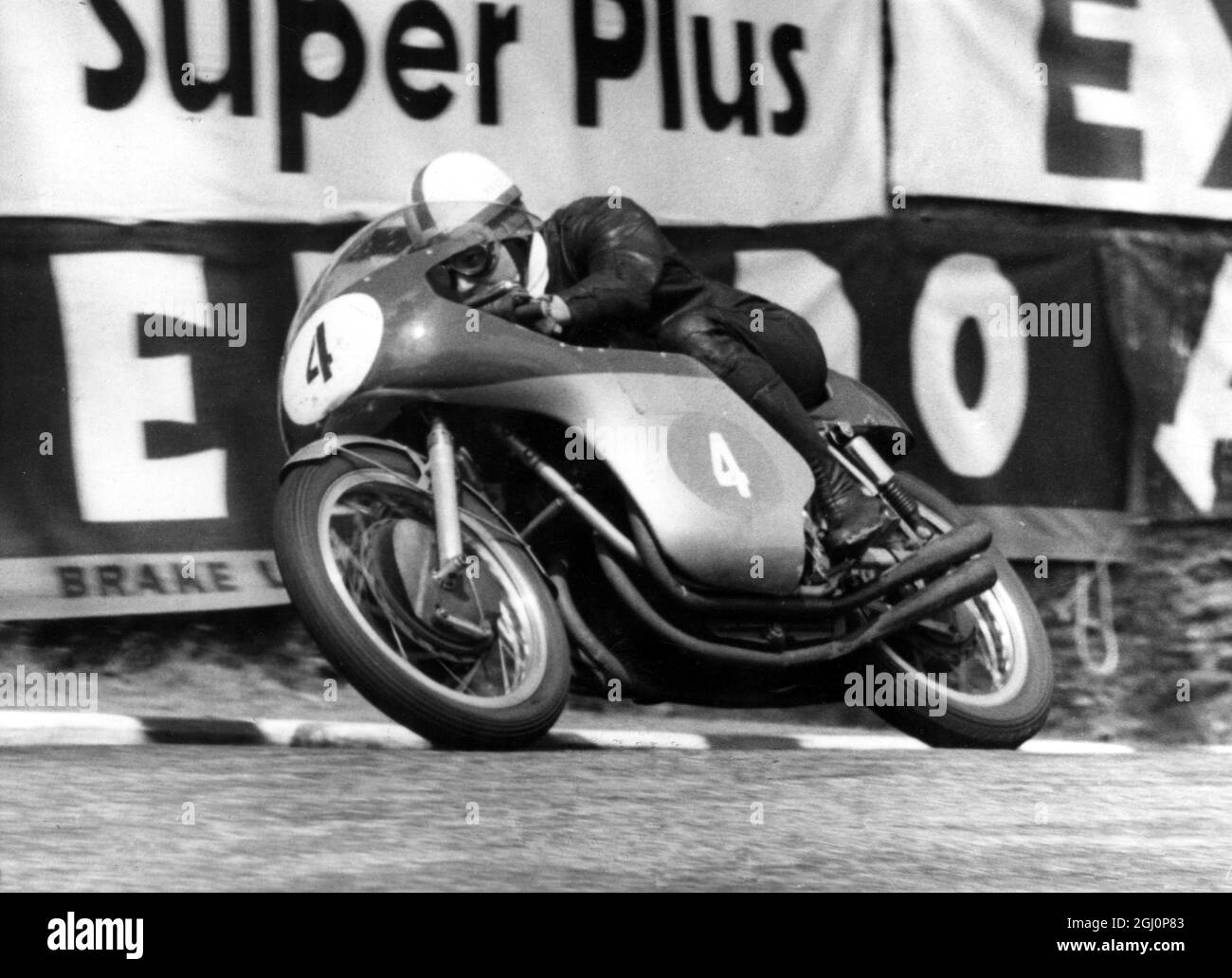 J HARTle , in sella ad una MV Agusta italiana ieri ha vinto la Junior TT Race nell' Isola di Man , a 96.70 mph - un nuovo record . Secondo è stato John Surtees , visto qui , anche a cavallo di una MV Agusta . 16 giugno 1960 Foto Stock