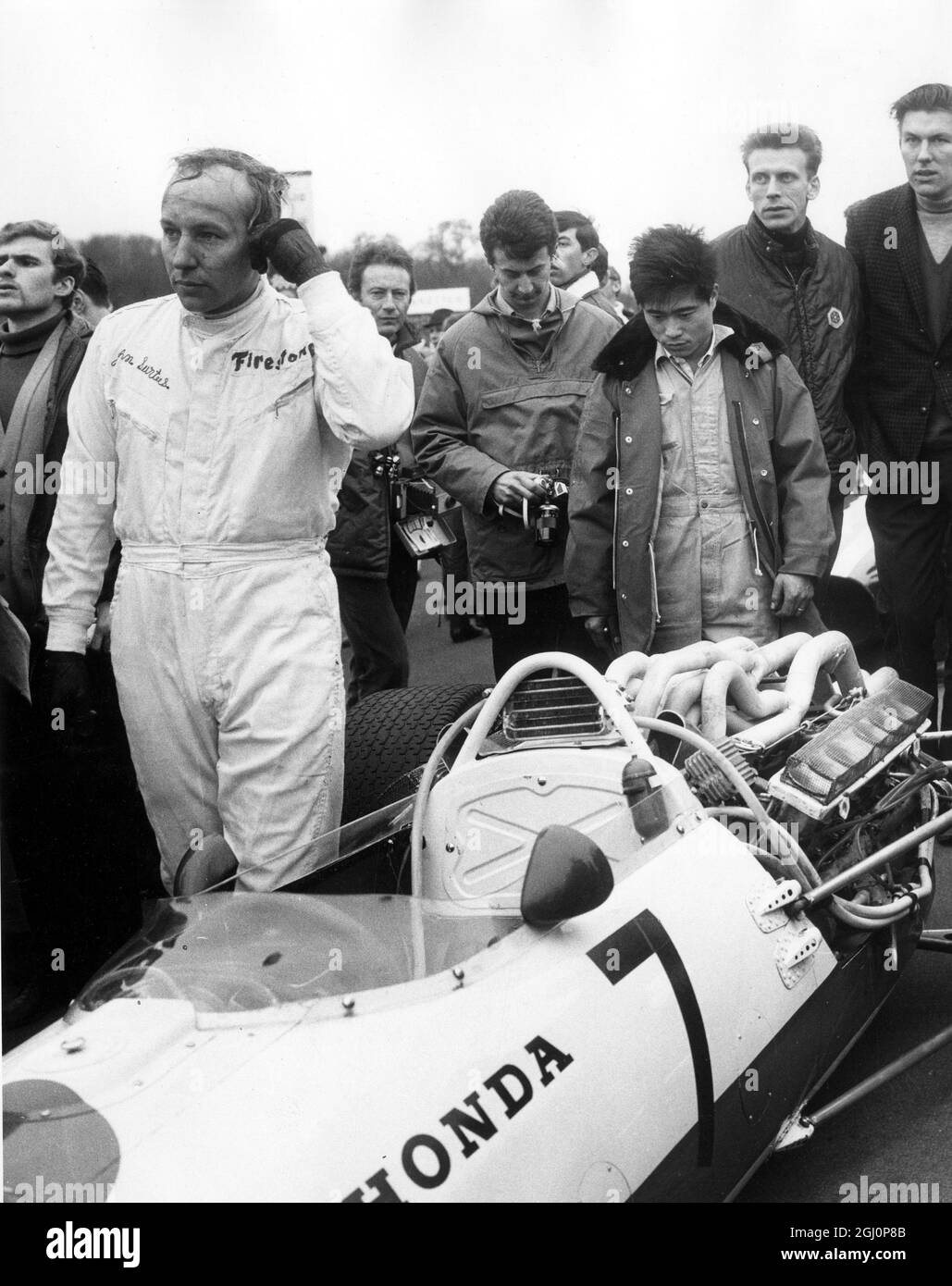 John Surtees lascia la sua honda dopo essere stato ritirato con problemi al motore durante la gara dei campioni a Brand's Hatch , Kent , Inghilterra . 13 marzo 1967 Foto Stock