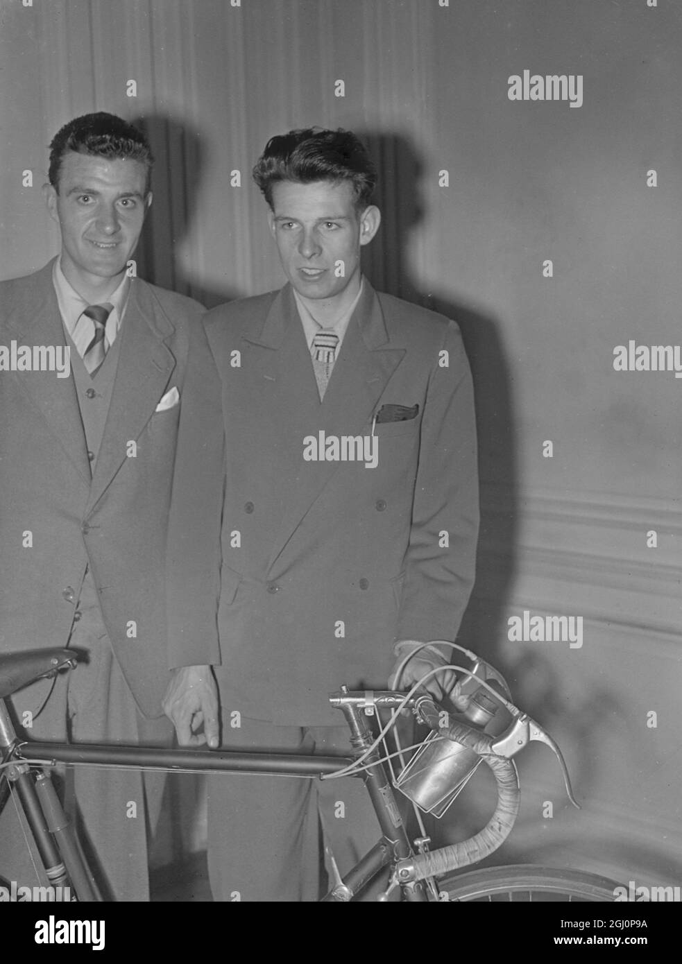 Due dei sei ciclisti britannici che partiranno per Varsavia per gareggiare nella gara ciclistica Varsavia a Berlino - Praga , 1952 . La gara durerà dal 30 aprile al 13 maggio. Ian Steel di Glasgow , è visto a sinistra con Ian Greenfield , che viene da Edimburgo . 24 aprile 1952 Foto Stock