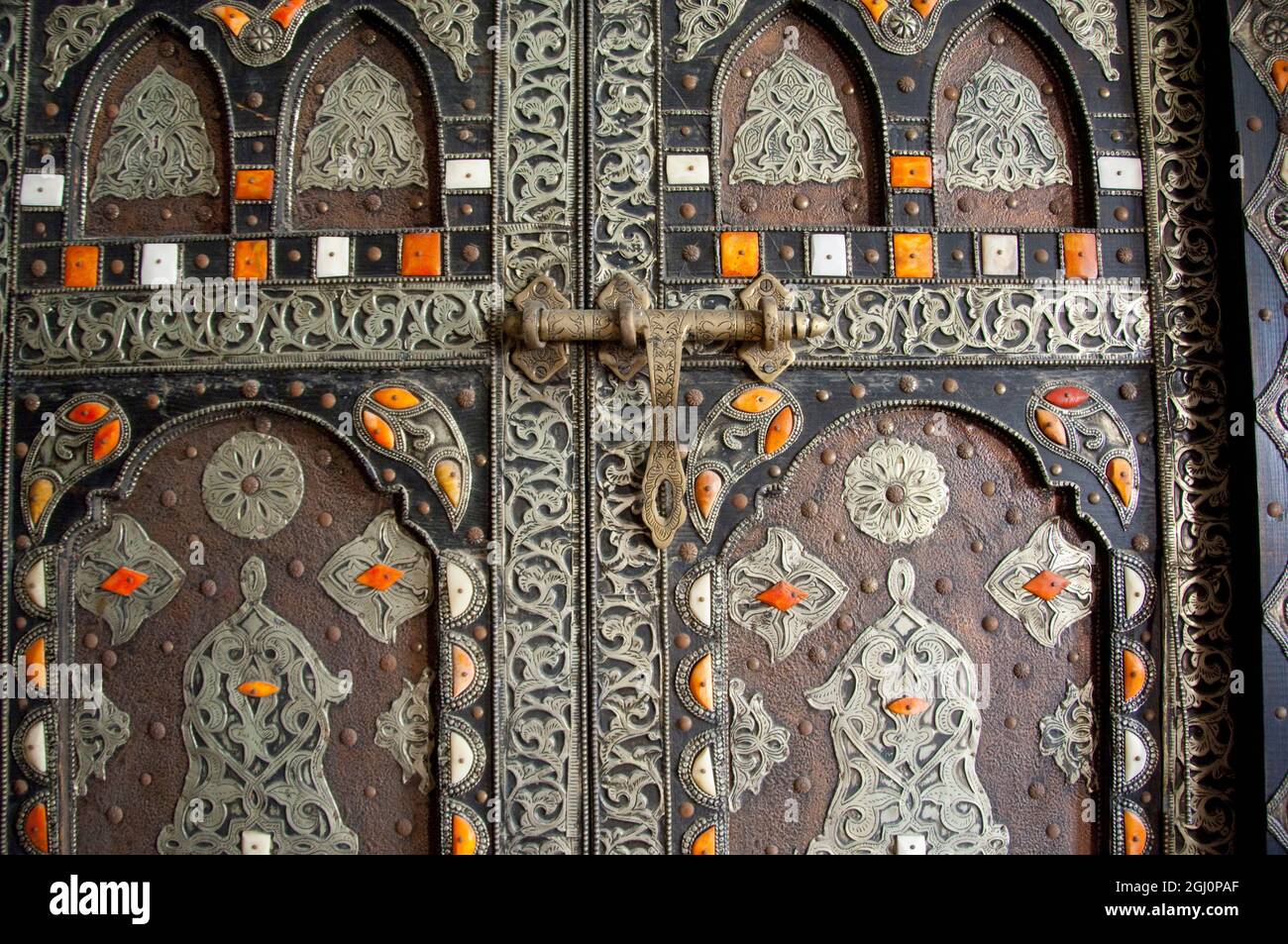 Marocco, Tetouan. Storico bazar medina. Tipico negozio di souvenir della medina, baule decorate intarsio. Foto Stock