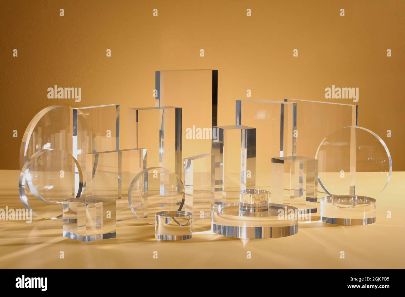 Scena minimale con piattaforma geometrica in vetro. Sfondo cristallo piattaforma podio. Prodotti cosmetici in piedi. Foto Stock