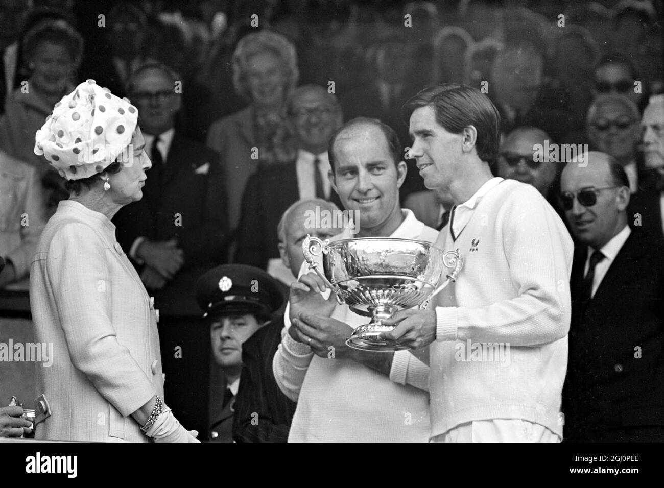 La coppia sudafricana Bob Hewitt (a sinistra) e Frew McMillan sorride tutti con il loro trofeo dopo aver sfidato gli australiani Roy Emerson e Ken Fletcher nella finale dei Doubles degli uomini a Wimbledon . 8 luglio 1967 Foto Stock