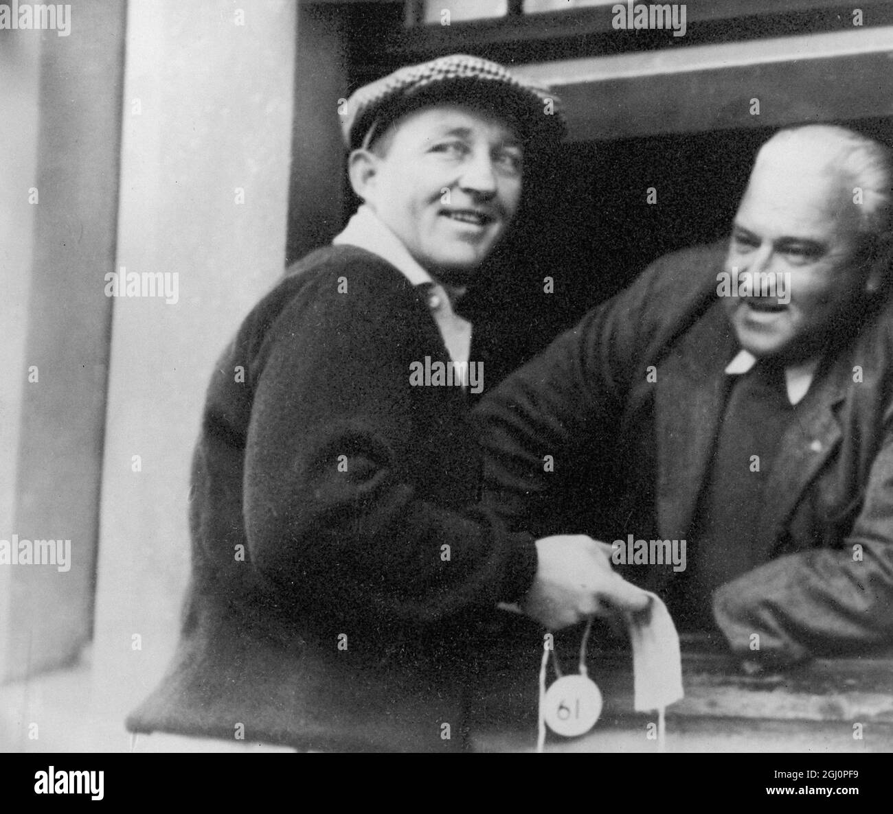 Bing Crosby ha partecipato al Campionato Amatoriale Golf a St Andrews , Scozia , giocando contro lo stonemason locale J K Wilson , che è anche un cantante dilettante . Foto mostra: Bing Crosby chiacchiera con il motorino di avviamento, Jimmy Alexander , prima di andare al primo tee . 22 maggio 1950 Foto Stock