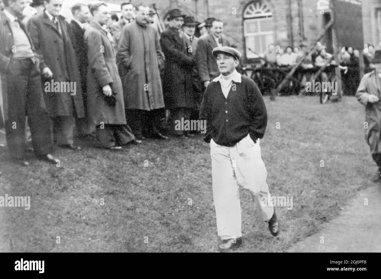 Bing Crosby ha partecipato al Campionato Amatoriale Golf a St Andrews , Scozia , giocando contro lo stonemason locale J K Wilson , che è anche un cantante dilettante . Foto mostra: Bing Crosby cammina al primo tee per iniziare il gioco guardato da folle . 22 maggio 1950 Foto Stock