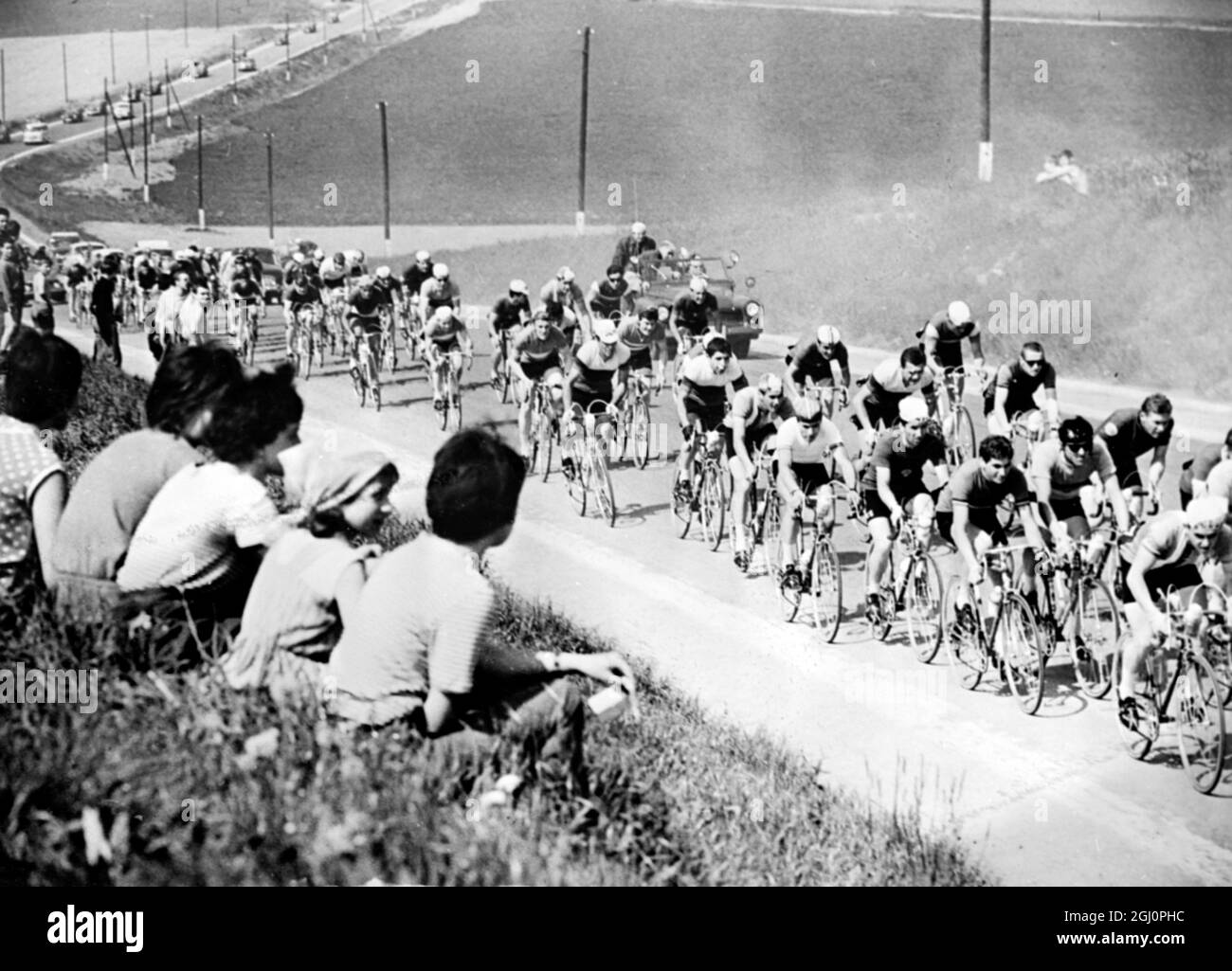 Brno , Moravia : La testa del gruppo principale di ciclisti segue la pista dove si svolgono le gare motociclistiche del Gran Premio a Brno , in Moravia, durante la quinta tappa della gara di Peace Cycle , Praga - Varsavia - Berlino da Brno a Otrokovice (130 km) il 13 maggio 1966 Foto Stock
