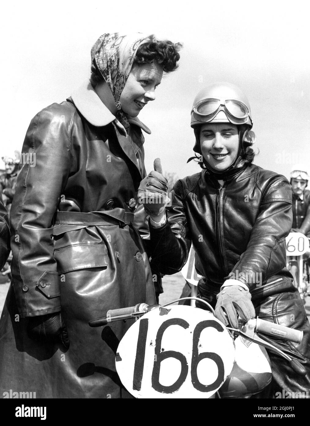 Motociclista femminile , Brenda Bound , in cuoi pieni ad una riunione di gara locale , Kent , Inghilterra . 6 maggio 1959 Foto Stock Motociclista femminile , Brenda Bound , in cuoi pieni ad una riunione di gara locale , Kent , Inghilterra . 6 maggio 1959 Foto Stock