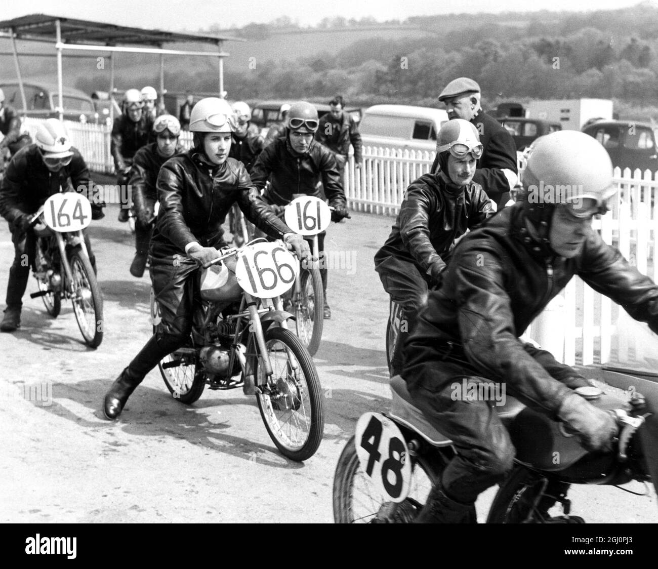 Motociclista femminile , Brenda Bound , in cuoi completi ad una riunione di gara locale , Kent , Inghilterra , con un sacco di concorrenti maschi . 6 maggio 1959 Foto Stock Motociclista femminile , Brenda Bound , in cuoi completi ad una riunione di gara locale , Kent , Inghilterra , con un sacco di concorrenti maschi . 6 maggio 1959 Foto Stock