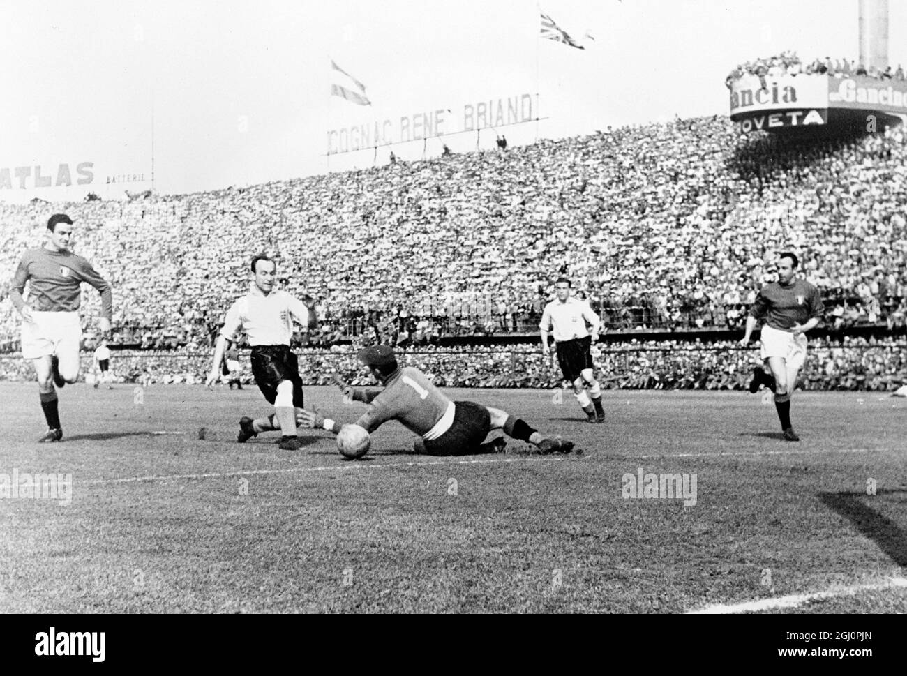 Una difesa brillante ha salvato l'Inghilterra nella partita di calcio internazionale a Firenze , Italia . La partita che è stata guardata da una folla enorme si è conclusa in un pareggio 1-1. Broadis (Inghilterra) , visto secondo da sinistra , batte Moro , il portiere italiano , per segnare il gol dell'Inghilterra . Estrema destra è Giovanini in Italia e accanto a lui , Lofthouse (Inghilterra) 19 maggio 1952 Foto Stock