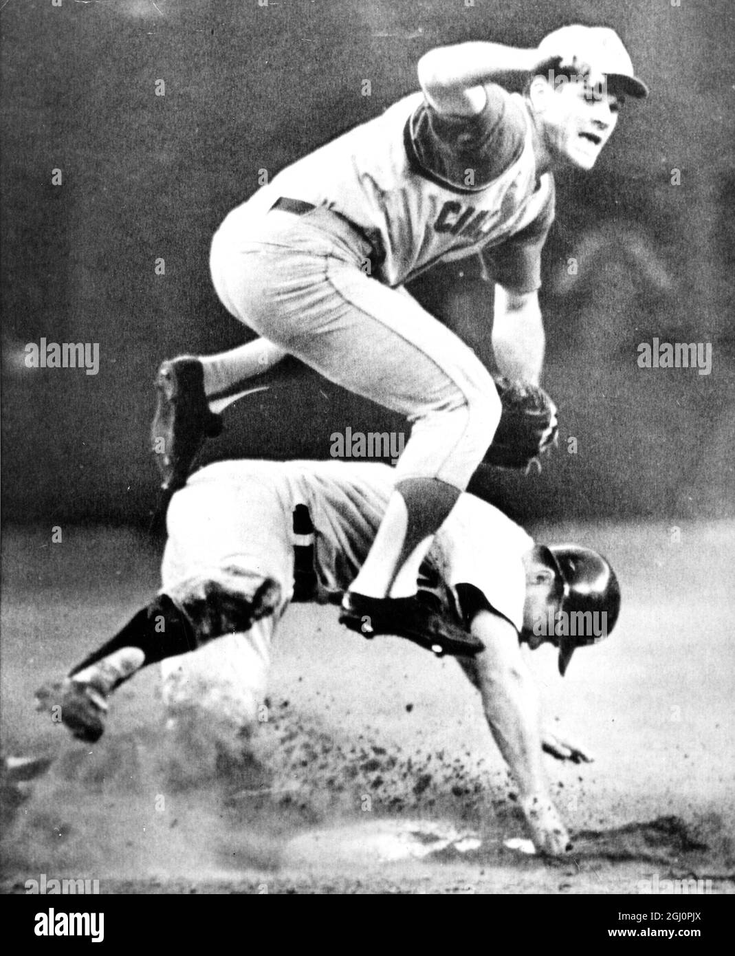 Pete Rose, il secondo baseman di Cincinnati Reds, salta sul marchio Ron di Houston Astros dopo che Brand è stato costretto alla seconda base nel quinto inning del gioco. 24 luglio 1965 Foto Stock