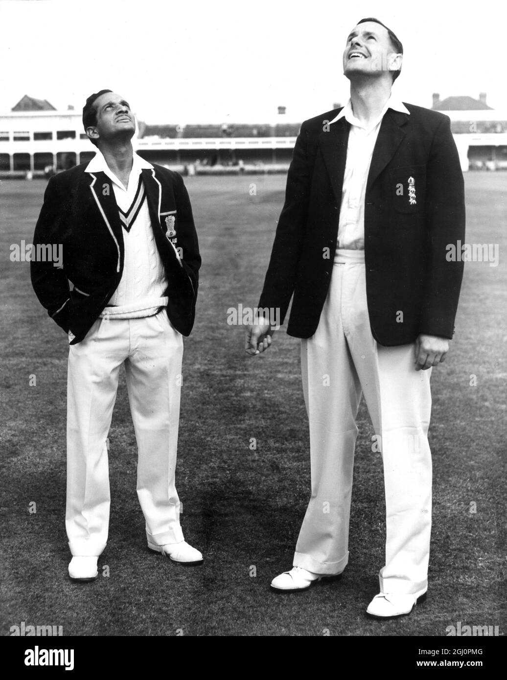 Inghilterra / India Peter May , Inghilterra Test Captain ha vinto il lancio il giorno di apertura della prima prova a Trent Bridge , Nottingham - ha scelto di pipistare . Questa foto mostra i due capitani che fanno il lancio, Peter May e D. K. Gaekwad (a sinistra) al ponte di Trento 4 June1959 Foto Stock