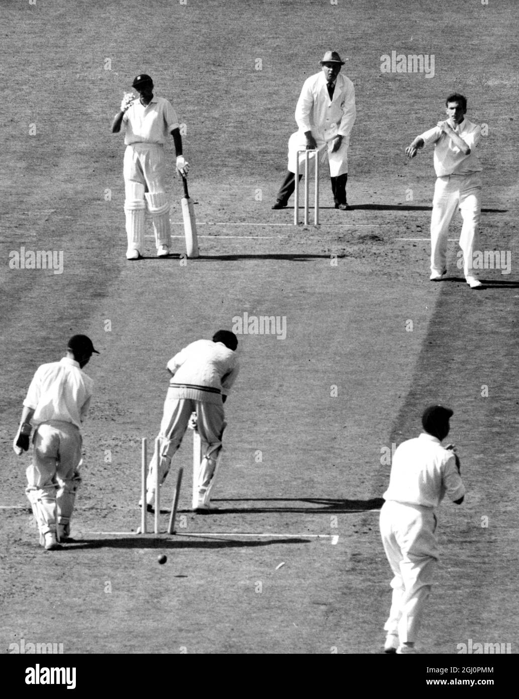 Inghilterra contro India il primo giorno della prova finale è iniziato all'Oval e questa foto mostra Jaysinghrao Ghorpaade bowled by Tommy Greenhough per 5 corse 20 agosto 1959 Foto Stock