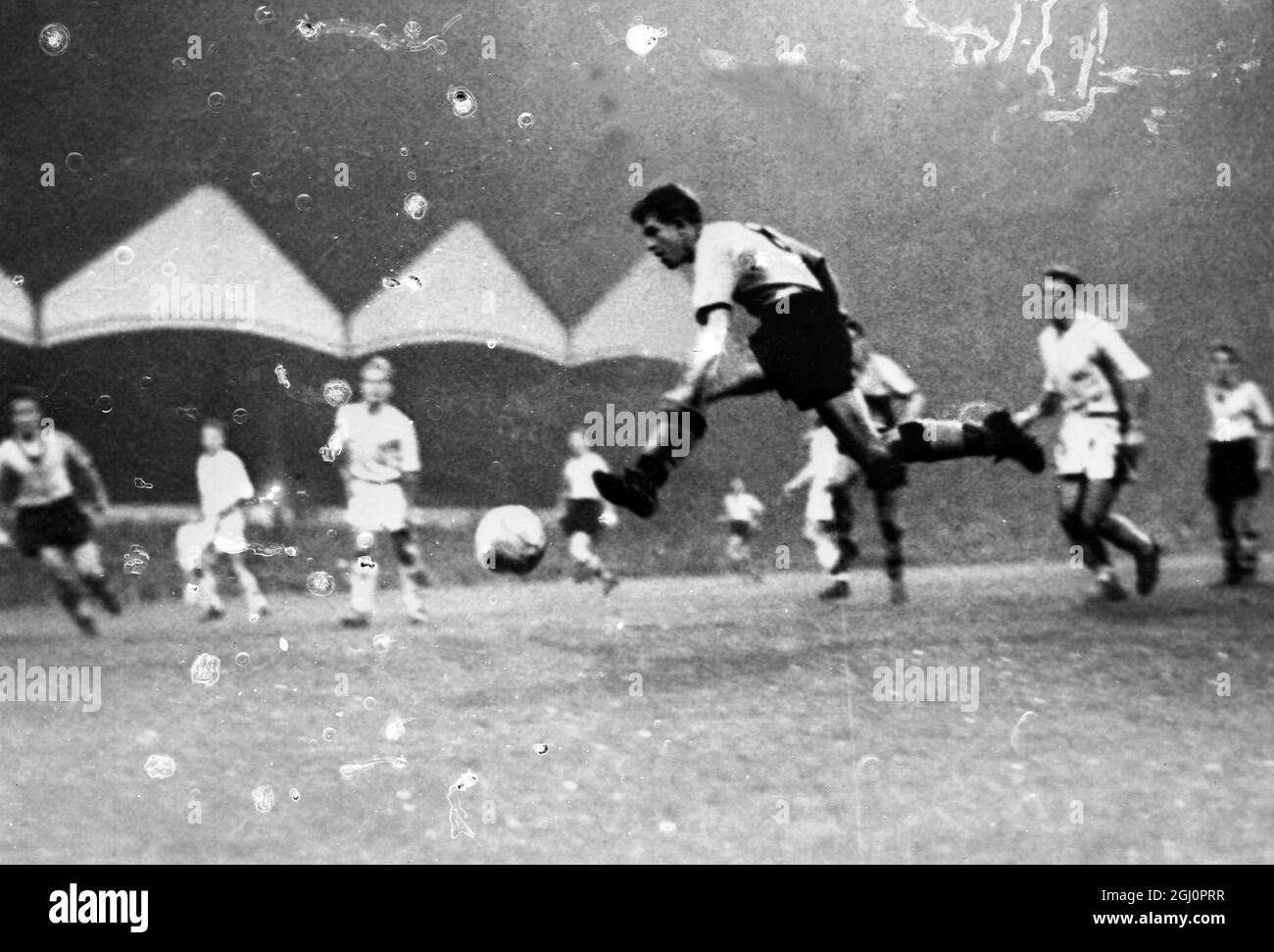 Peter Broadbent segna il primo gol per Wolverhampton Wanderers nella prima tappa del loro secondo round europeo di cravatta a Molineux, Wolverhampton contro Schalke , il campionato della Germania occidentale. La partita ha dato luogo a un'estrazione del 2-2 . 12 novembre 1958 *** Didascalia locale *** 365286 Foto Stock