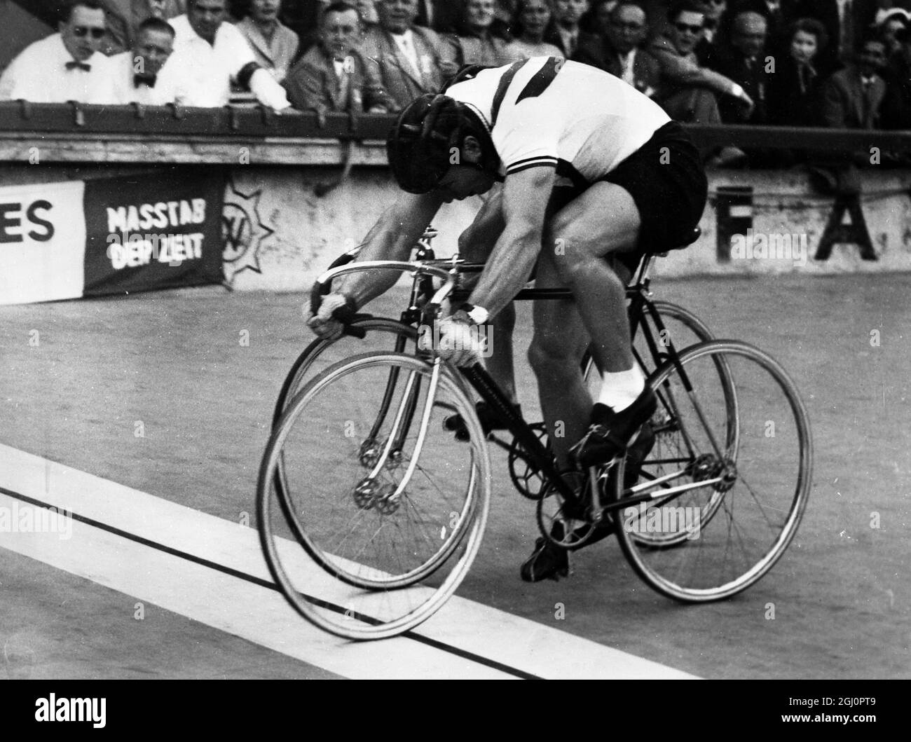 Briton vince il titolo di prova del ciclo. Colonia : Cyril Peacock (in primo piano) batte John Triside d'Australia per vincere il Campionato Amatoriale World Cycle Print prima di una folla di circa 34,000. 31 Agosto 1954 Foto Stock