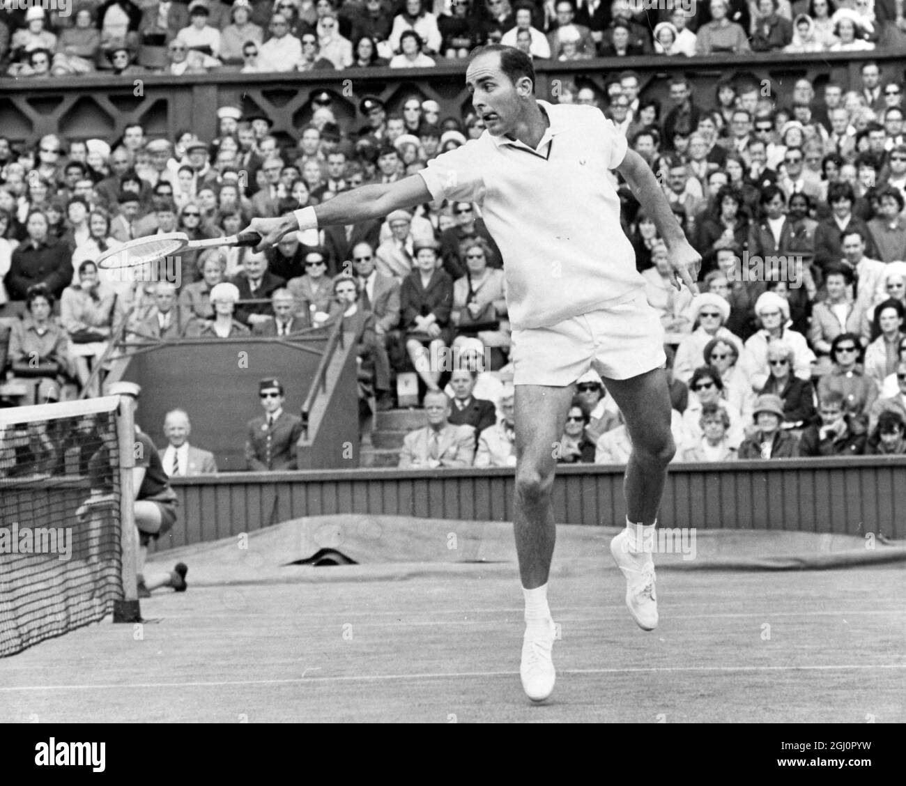 Bob Hewitt in gioco contro Neal Fraser . Wimbledon 24 giugno 1965 Foto Stock