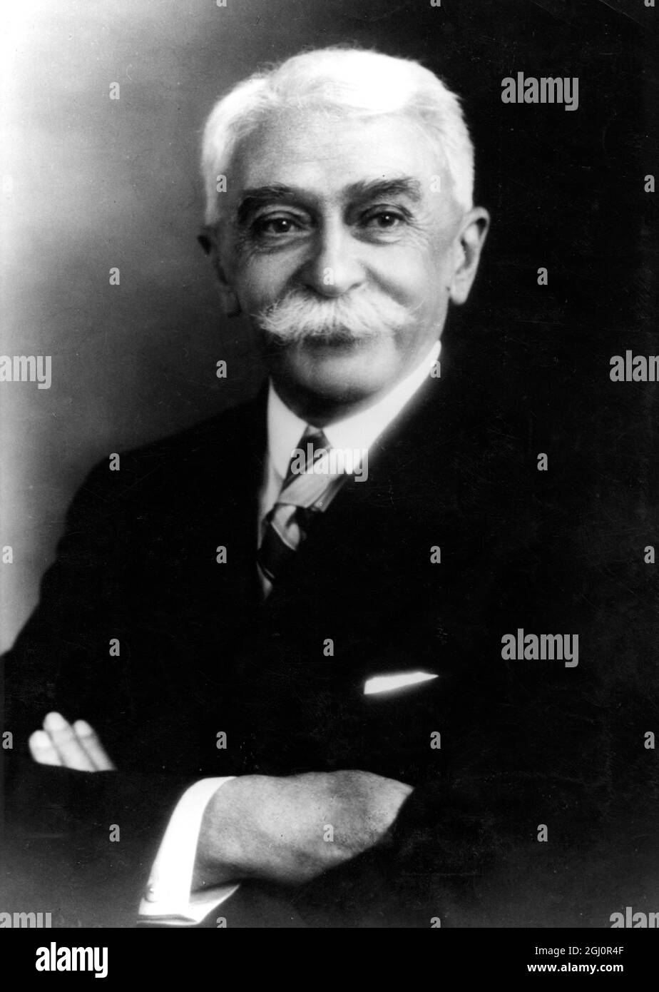 Barone Pierre de Coubertin attribuito con la creazione dei giochi olimpici moderni . Nel 1894 circolarizzò tutti gli organi di governo dello sport evidenziando il valore educativo dello sport ai popoli moderni se praticato in accourdance con gli antichi ideali greci. Le idee del Barone alla fine condussero al Comitato Olimpico Internazionale di cui fu presidente per molti anni . Foto Stock