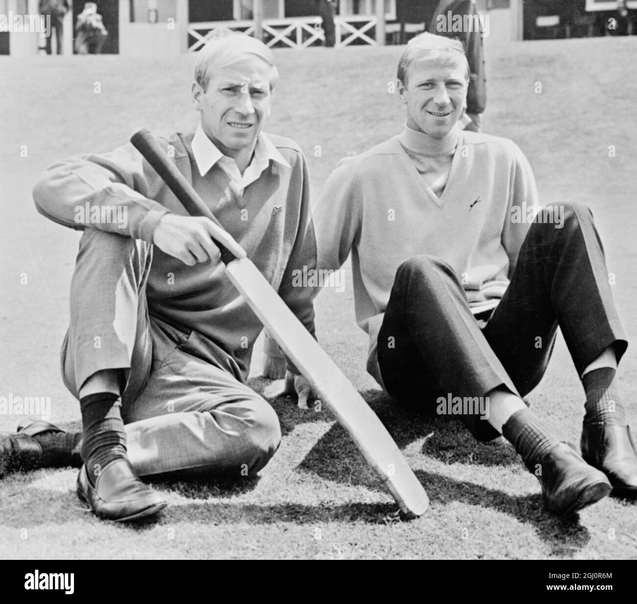 Nella foto della sede della squadra della Coppa del mondo d'Inghilterra a Hendon a Londra sono Bobby Charlton (a sinistra) e Jackie Charlton - fratelli che hanno fatto molto per migliorare la reputazione internazionale del calcio inglese. Entrambi saranno visti domani nella finale del torneo di Coppa del mondo a Wembley tra Inghilterra e Germania occidentale. 29 luglio 1966 Foto Stock