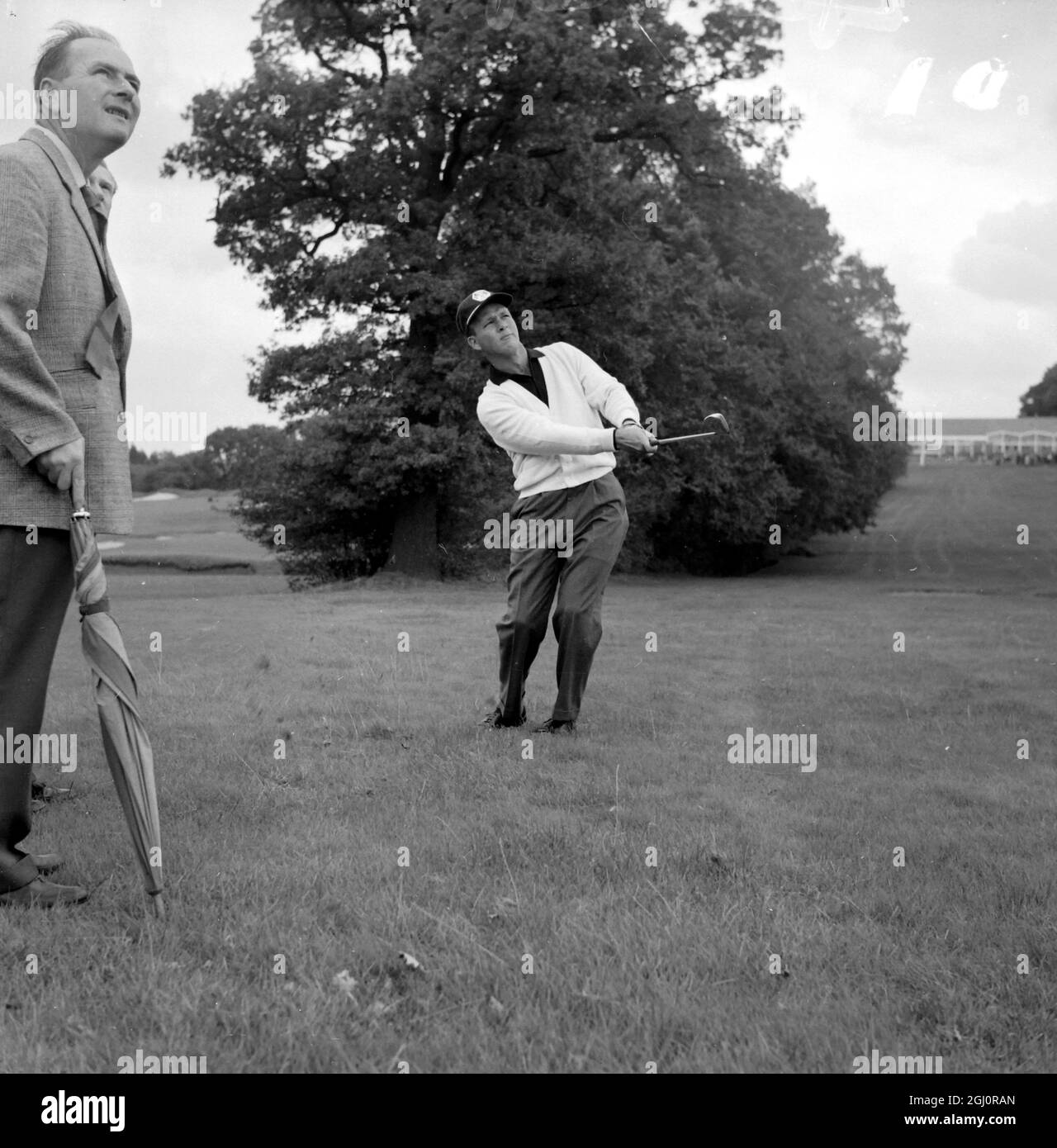 ARNOLD PALMER IN AZIONE - GOLF US RYDER CUP TEAM PRATICARE 9 OTTOBRE 1961 Foto Stock