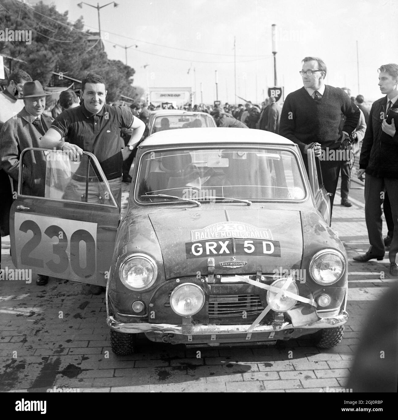 Monaco : sorridendo dopo il giro montano Monaco - Chamberg - Monaco del rally Montre Carlo 18 gennaio sono Paddy Hopkirk britannico (a sinistra) e il co-driver Henry Liddon , raffigurato con il loro Austin Cooper . I sorrisi si sono attivati ieri quando la loro vettura è stata squalificata su un tecnicality 21 gennaio 1966 Foto Stock