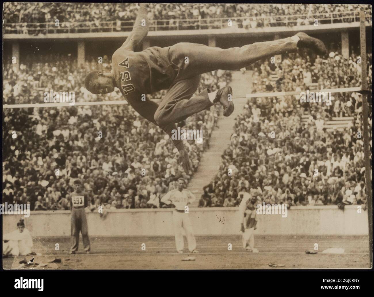 WORLD RECORD BREAKER IN ACTION PHOTO MOSTRA: - Una magnifica immagine d'azione di Cornelius Johnson, un atleta americano, facendo il salto di 6 piedi 8 pollici che gli ha dato posto vincente nella finale Olympic Games High Jump e ha stabilito un nuovo record mondiale. Berlino, Germania 4 agosto 1936 Foto Stock