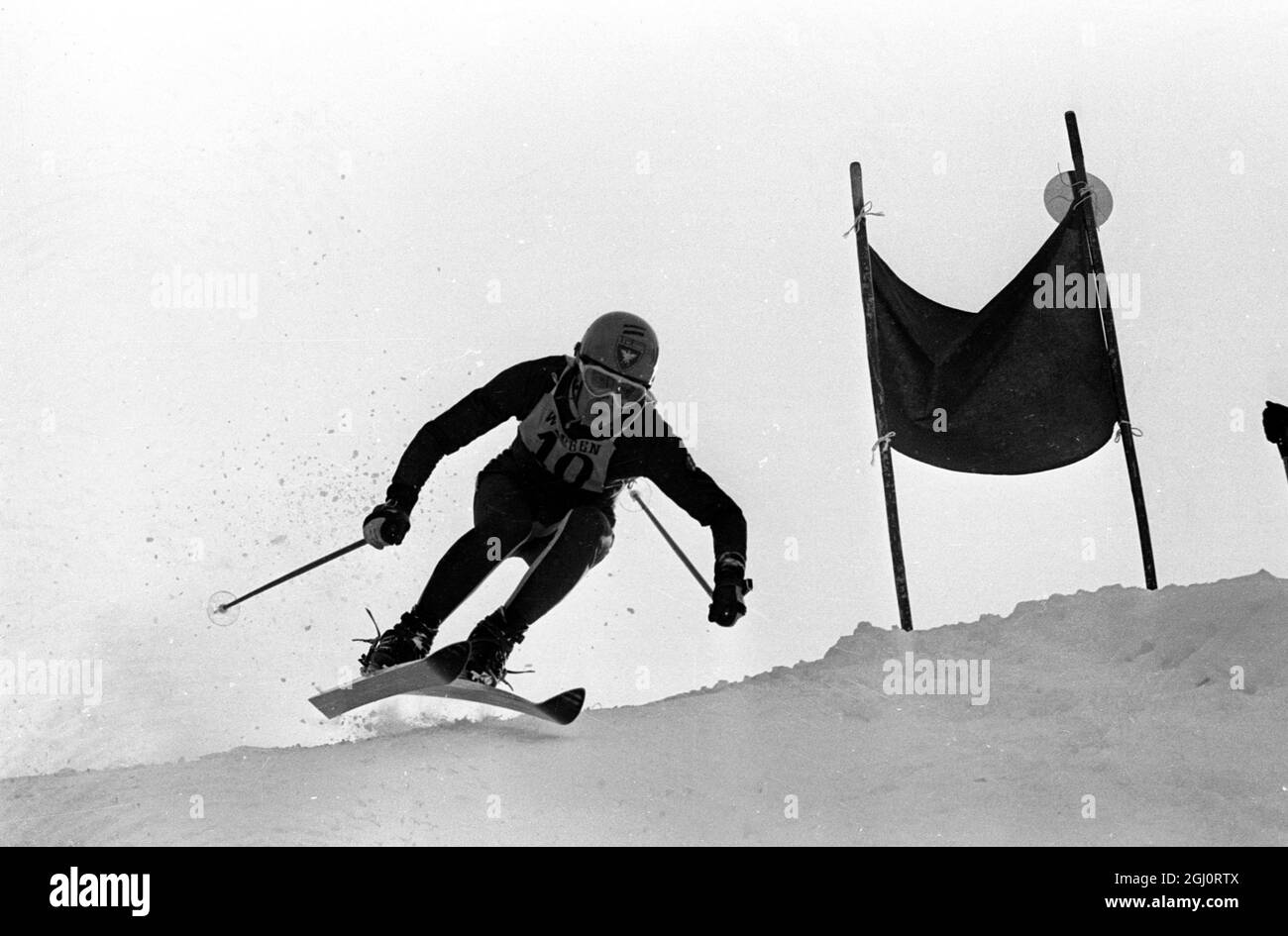 Wengen , Svizzera : l'asso di sci francese Jean Claude Killy si accoccola mentre prende le piste di Lauberhorn il 12 gennaio - il giorno prima della discesa di Lauberhorn 12 gennaio 1968 Foto Stock