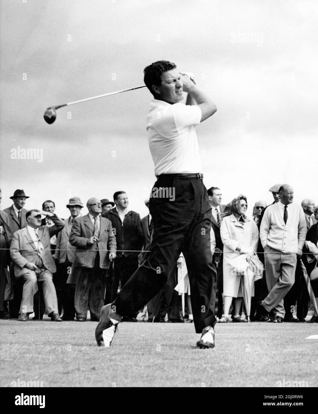 Peter Thomson il mago australiano , guidando dal quinto , durante il primo round proprio del News of the World Professional Golfers' Match Play Championship a Walton Heath , Surrey , Inghilterra Today . 5 settembre 1962 Foto Stock