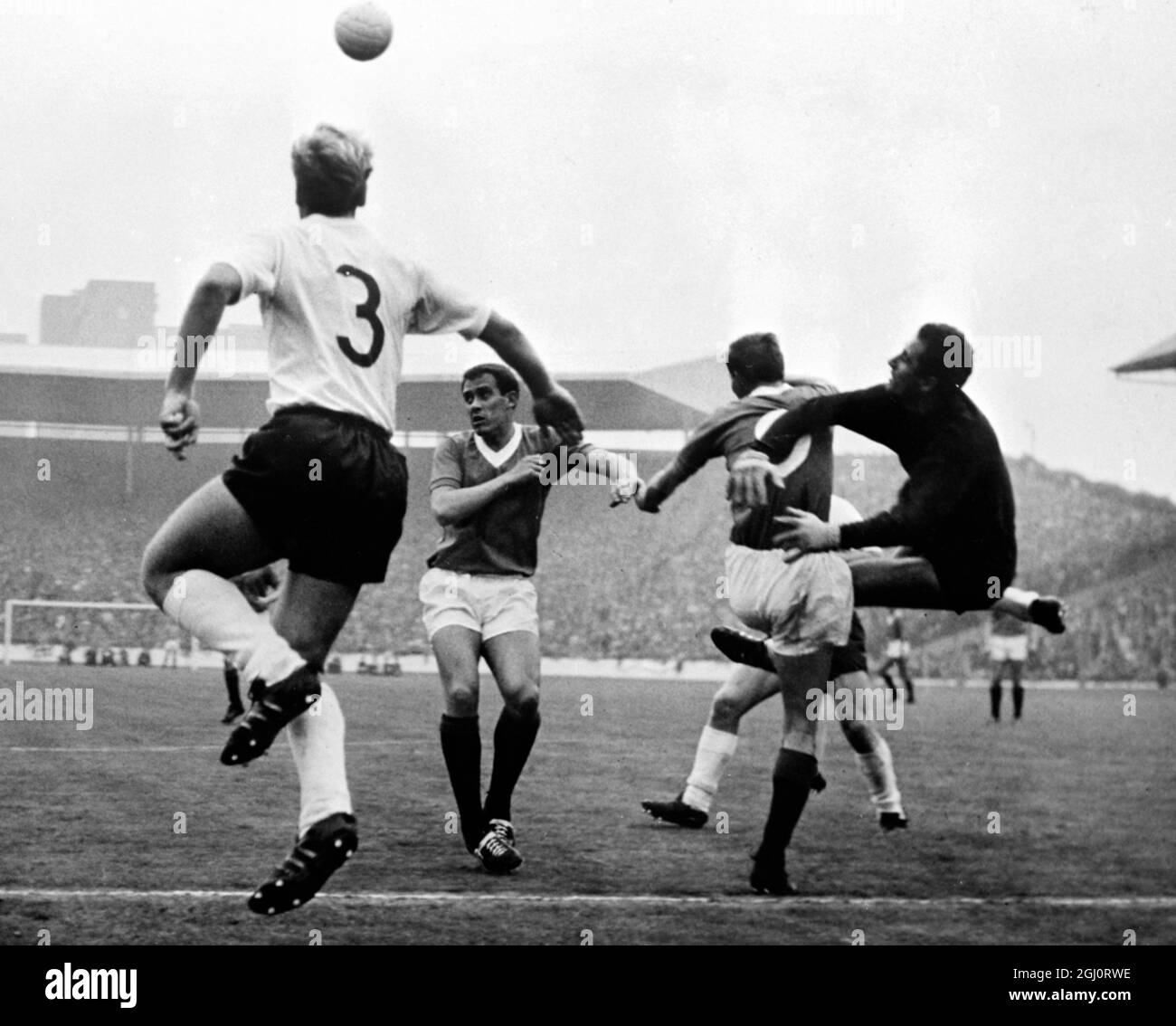 Hans Tilkovski di Eintracht si libera da una croce di Johnson mentre è trattenuto da Alex Ferguson , con Andy Penman e Gunter Keifler anche in presenza , durante la partita tra Glasgow Rangers ed Eintracht Frankfurt a Ibrox Park il 9 agosto 1967 , Glasglow , Scozia . 10 agosto 1967 Foto Stock