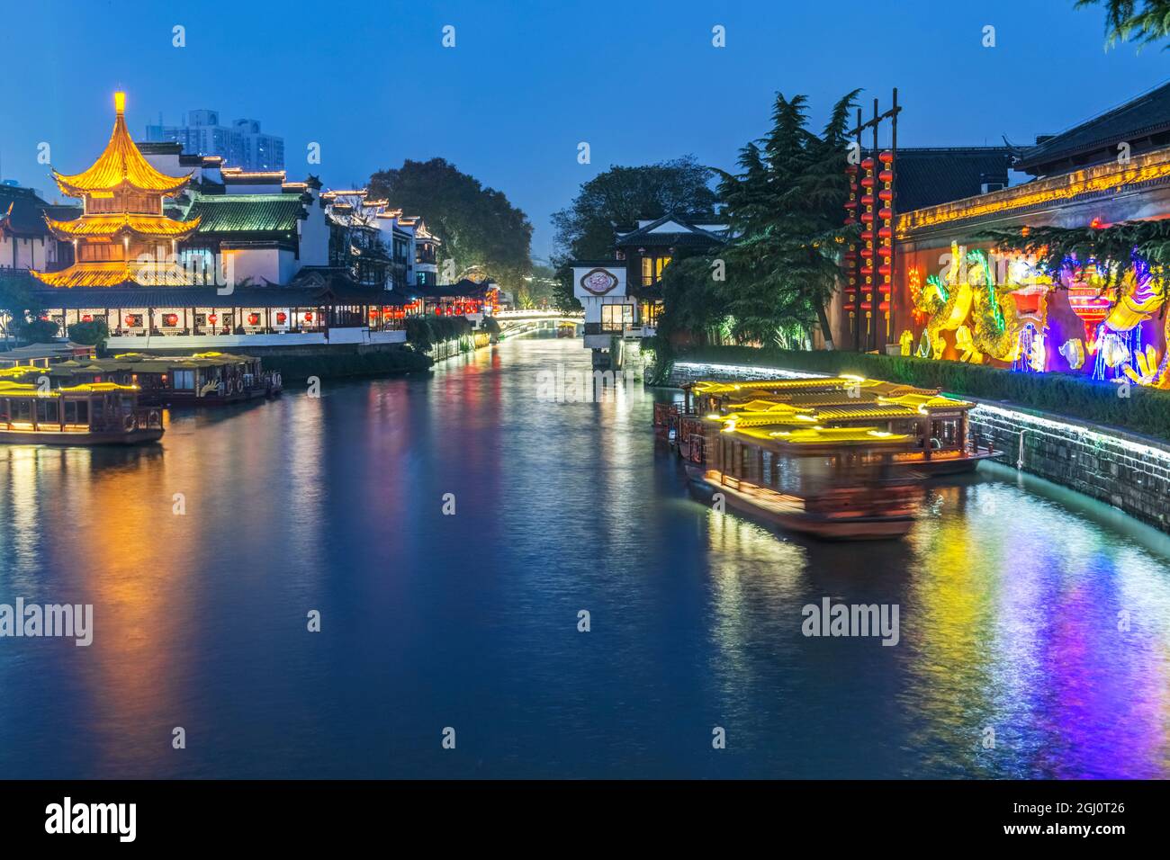 Cina, Jiangsu, Nanjing. Fiume Qinhuai al crepuscolo Foto Stock